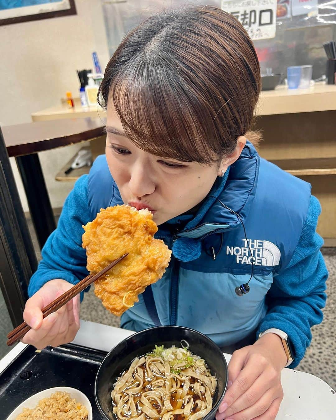 篠原梨菜さんのインスタグラム写真 - (篠原梨菜Instagram)「#早朝グルメ 東京・足立区京成関屋駅前 立ち喰い雑賀屋へ！ 朝7時から営業の人気店。 鶏天太麺そば😋 びっくりするほど大きな鶏天がジューシー！コシがある平打ち太麺。出汁の旨みたっぷりのつゆ😋 ＋100円でなんと長野県産松茸釜飯👀❗️ 香りが良く贅沢な味わい‼️ #朝5時55分の美味time #thetime_tbs #京成関屋グルメ  #立ち喰い雑賀屋 #鶏天太麺そば #長野県産松茸釜飯 #tbs」11月16日 7時18分 - shinorinatbs