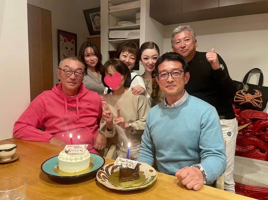 NAOMIのインスタグラム：「昨夜は 金川教授と主人のお誕生日dinnerでした。  弊社スタッフ皆と今年も素晴らしい🦀&🐡でお祝い出来て、有り難く感慨深い思いでございます。  主人が40歳ぐらいからのスタッフとのお祝いは恒例になっております。  長くに渡り私達を支えて下さっているスタッフ達に感謝♡  #株アルカンシェル #有ぶいてん #スタッフ #感謝❤️  #中野浩一🚴‍♀️」