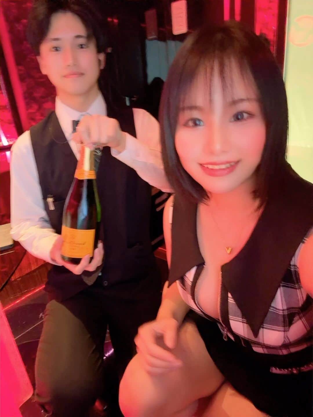 亜紗倉しづかのインスタグラム：「。 明日からまたまたお仕事でしばらく来れないから 本当はヴーヴ1本じゃ、のーむよーって言わないけど🫖  #バルセロナグループ #妃翠 #札幌 #さっぽろ #すすきの #ススキノ #キャバクラ #キャバ嬢 #キャバクラ嬢 #ニュークラブ #ニュークラ #ニュークラ嬢 #キャバ #ホステス  #ラウンジ #すすきのキャバクラ #すすきのキャバ嬢 #すすきのグルメ #札幌観光 #美人 #美女 #可愛い #可愛い女の子 #かわいい女の子 #銀座 #北新地 #錦 #中州 #六本木 #ショートカット」