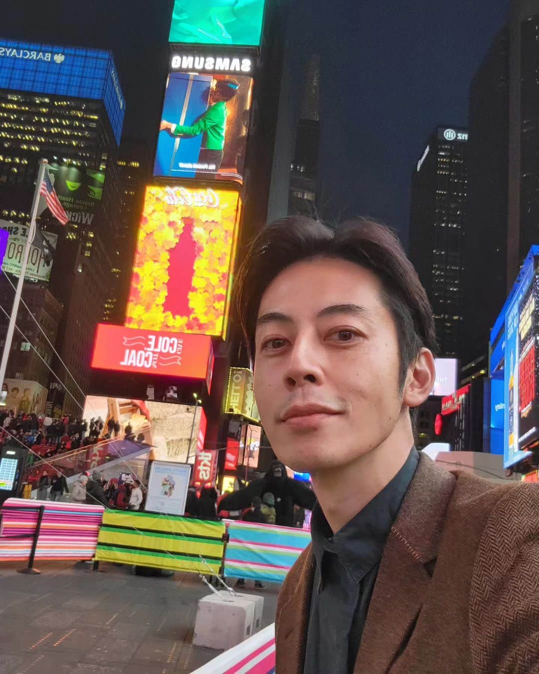 のインスタグラム：「ニューヨークは夕方17時半。  ミュージカル『えんとつ町のプペル』のリーディング公演(関係者向けの公演)が無事に終わりました。  これまでで一番の出来で、公演を観に来てくれたブロードウェイのプロデューサーと明日さっそくミーティングの予定が入りました。 何の話になるんだろ？  右を見ても、左を見ても、挑戦している人ばかりで、「あらためて、この街好きだなぁ」と思った帰り道に自撮り。  顔が完全に疲れてる(笑)  そういえば、ブロードウェイのキャストの皆が18日の映画『えんとつ町のプペル』の上映会(@ジャパンソサエティ)を観に来てくれるらしい。  嬉しいな。 ホント、皆、大好き。」