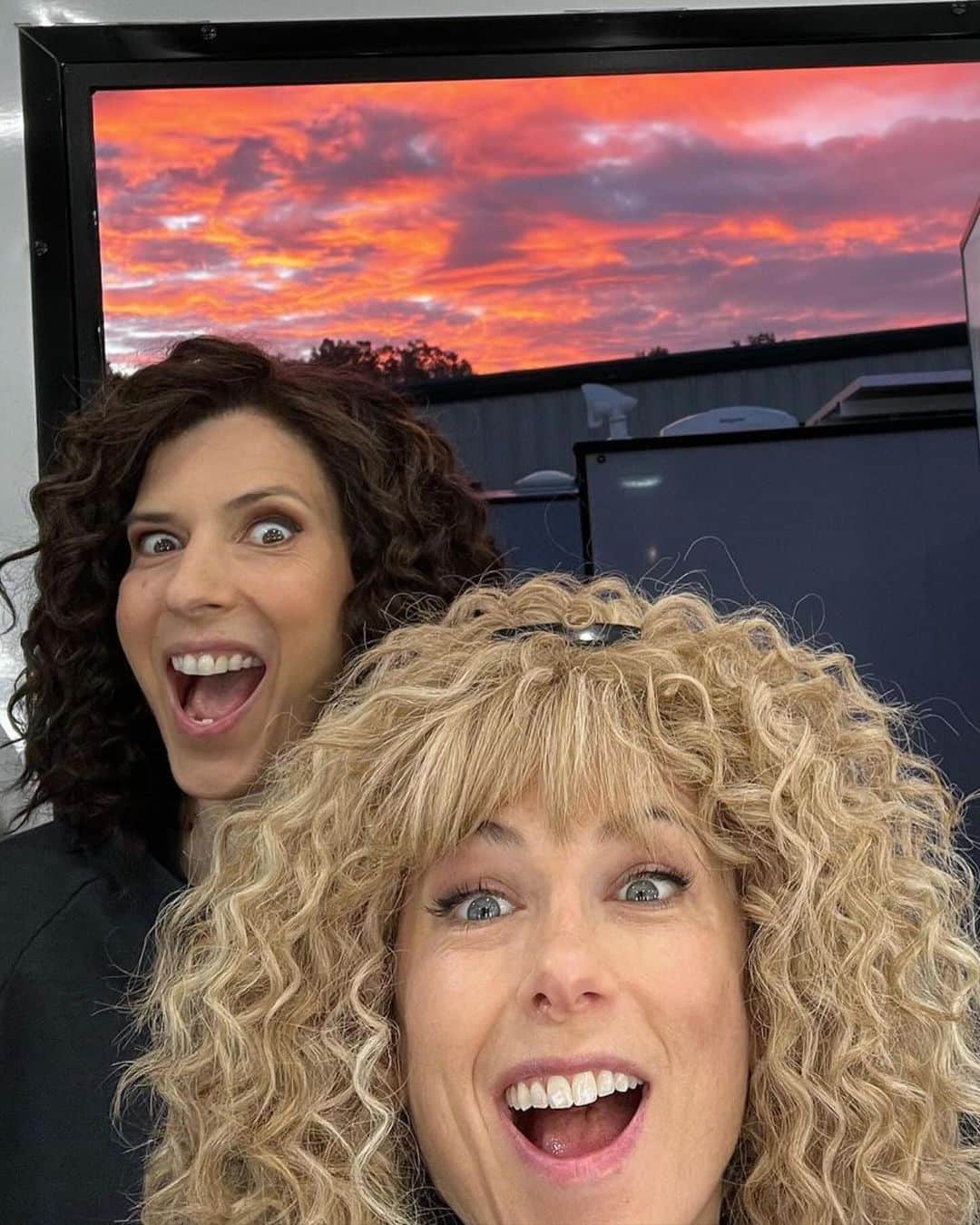 イリザ・シュレシンガーのインスタグラム：「Praise the Lord! 🙌 Strike is over and now I can properly say how much I LOVED being on Righteous Gemstones with this incredible cast! Also, this is actually my natural hair… and what you see me in every day is the wig. @therighteousgemstones」