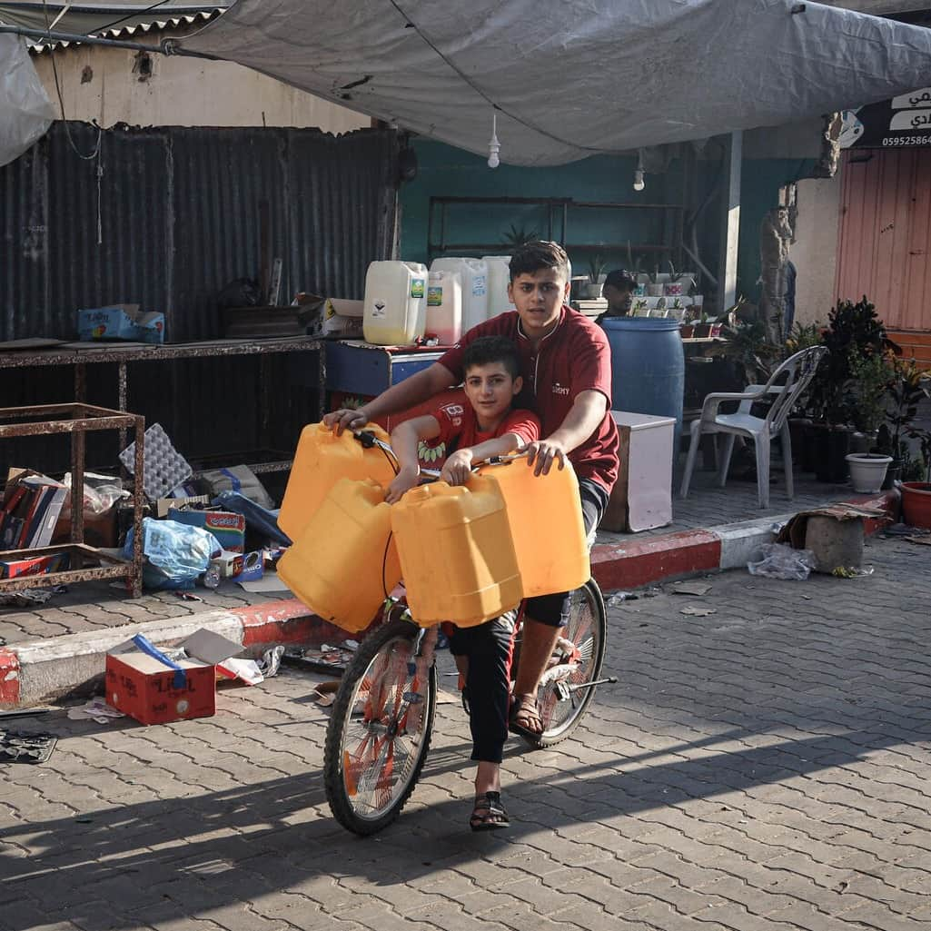 unicefのインスタグラム：「Millions in Gaza no longer have reliable access to safe water and sanitation.  These dire water and sanitation conditions can be life-threatening – especially among children.  UNICEF reiterates its call for an immediate humanitarian ceasefire and unrestricted humanitarian access across Gaza, so life-saving supplies can safely reach affected populations.  ‌© UNICEF/El Baba」