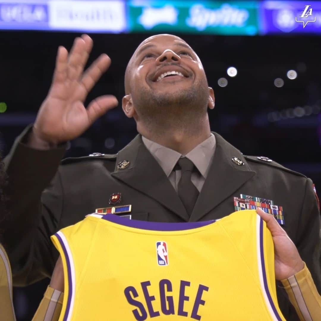 Los Angeles Lakersのインスタグラム：「Together with @delta and @bobhopeuso, the Lakers brought out Brandon Segee, Sergeant 1st Class US Army and Lakers fan, for the ultimate experience with the Purple & Gold.  Honoring those who have served with Salute to Our Troops 💜」