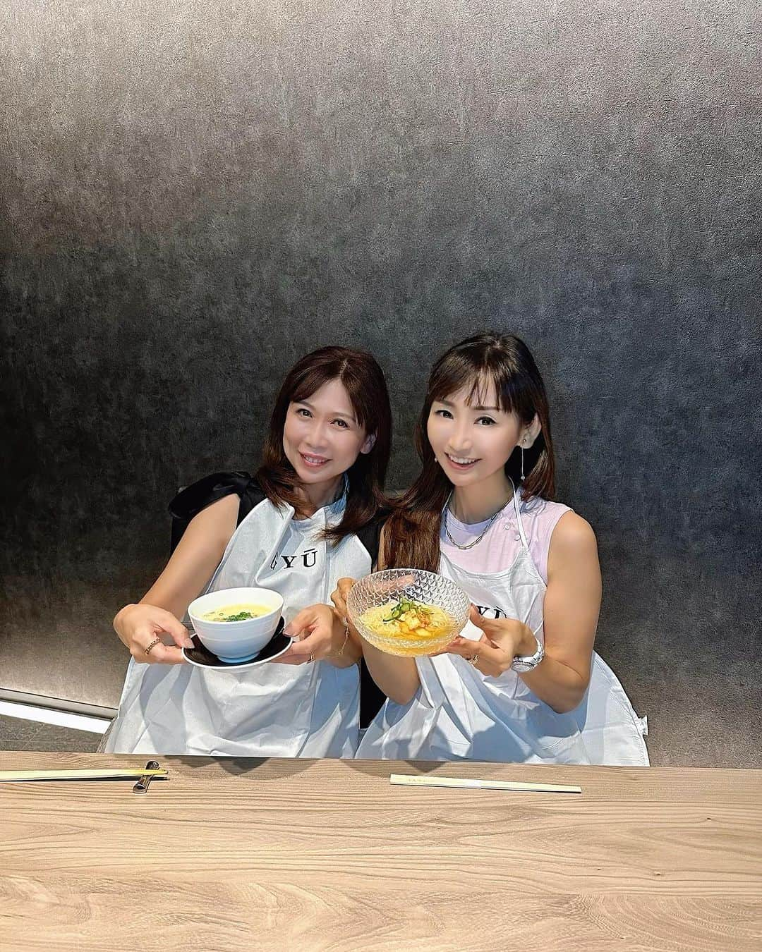 長谷川夕希子さんのインスタグラム写真 - (長谷川夕希子Instagram)「夕希ログだよ🥢😋 焼肉🥩編  船橋店"GYU"の２号店 完全個室焼肉牛〜GYU〜千葉店 @gyu_chiba へ まさよと行ってきた話し😋🥩♪  こちらは、 千葉に9月9日にグランドオープン✨  "GYU"船橋店へは、母やお友達と何度か行っていたから、こちらがオープンしたと知ってめっちゃ楽しみで🥰💓 早速食べに行って来ました😋💞  こちらも、全室個室✨ お肉は、お店の方が焼いてくださいます☺️  スワイプして、肉の部位に応じた美味しさ引き出す焼き方見てみてね🥓🥩  お店の方が焼いてくださるから お喋りに安心して夢中になれるのも嬉しい♪  印象的だったのは、 厚みにワクワクした厚切りタン元✨ 外はパリっと、 中は、ジューシーな焼き加減で肉の甘さが口の中に広がったよ😍💓  千葉店限定のヒレステーキとフォアグラのロッシーニ〜トリュフ仕立ては、 贅沢な取り合せを絶妙なバランスで味わえる一品😌✨  大根おろしと出汁でいただく赤身の焼きしゃぶも、大好きなやつ💗 食感も楽しめて美味しかったなー😋  私たちがいただいたコースはこちら💁‍♀️  千葉限定コース(Chiba LimitedCourse) タナブルータルタル 本日のサラダ 但馬牛のユッケ 但馬県産の内腿の部位を使用したユッケ 宮廷キムチ 厚切りタン元 ヒレステーキとフォアグラのロッシーニ〜 トリュフ仕立て〜 霜降り和牛の手巻き お口直し 本日の厳選赤身焼きしゃぶ 厳選赤身 特選ハラミ お食事　冷麺 , クッパorガーリックライス🧄 デザートとコーヒー/紅茶  完全個室焼肉牛〜GYU〜千葉店 @gyu_chiba   千葉県千葉市中央区富士見1-10-3 SC若松ビル 2F  📞 043-307-7029  17:00〜 24:00  #gyuchiba  #gyu  #gyu千葉店  #肉スタグラマー  #焼肉グルメ  #焼肉ディナー  #千葉グルメ  #千葉駅グルメ  #千葉駅  #肉食女子  #pr」11月16日 7時41分 - yukikogabby