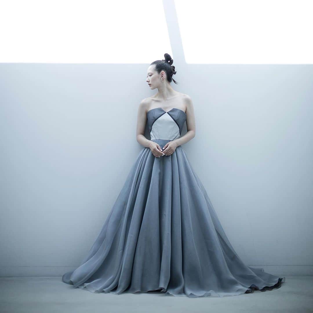 nae.ATELIERさんのインスタグラム写真 - (nae.ATELIERInstagram)「dress : "norah"  “Norah” has modern and chic atmosphere made by incorporating layering of 4 colors & 3 materials and sewing techniques into the design, expressing a gradation-like shade within a single garment and graphical line.  nae.ATELIER 東京都渋谷区恵比寿南1-13-2 EBISU COURT 101 TEL:03-6409-6369  #大好きと大切をすべてまとって #naeatelier #アトリエナエ #nae花嫁 #bridestyle #overseaswedding  #destinationwedding #elopementwedding #naebride #ウェディングドレス #シンプルドレス #Aラインドレス #norah」11月16日 7時35分 - nae.atelier
