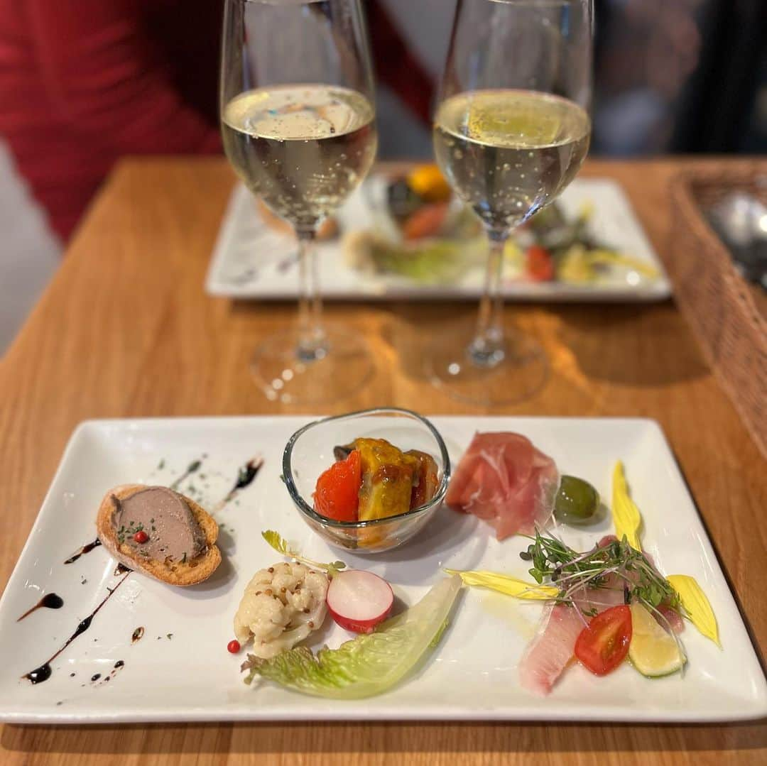 渋谷恭子のインスタグラム：「昨日のディナー🍽️ @pizzeria_terzo_okei   #飲み放題 付きコース🥂 有賀ちゃんも喜んでくれて良かった😊  #ディナー #新橋 #新橋ディナー #新橋イタリアン #新橋グルメ #新橋駅 #オードブル #前菜 #前菜盛り合わせ #前菜プレート #ピッツァ #ピザ #スパークリングワイン #スパークリング #飲み放題プラン #飲み放題コース #飲み放題付き」