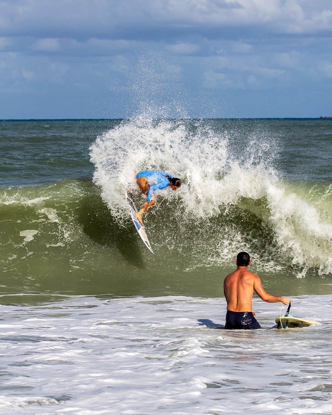 surflineのインスタグラム：「There’s been waves on the East Coast ever since Tammy blew out to sea. There’s just been a lot more wind. Which, as it turns out, hasn’t been a problem at all for surfers in the Deep South.   “In South Florida, we go long periods of time with no waves, so it’s always a privilege when we do get waves,” says Jupiter shredder, @elliebarimo_ . “I recently moved to Southern California, but luckily I came home during this little windswell and scored some good beachbreaks around my hometown. It was great surfing fun little barrels in warm water with friends.”   📸 @sikpixx   Moments: Friends with Wind Chop now playing at the link in bio.」
