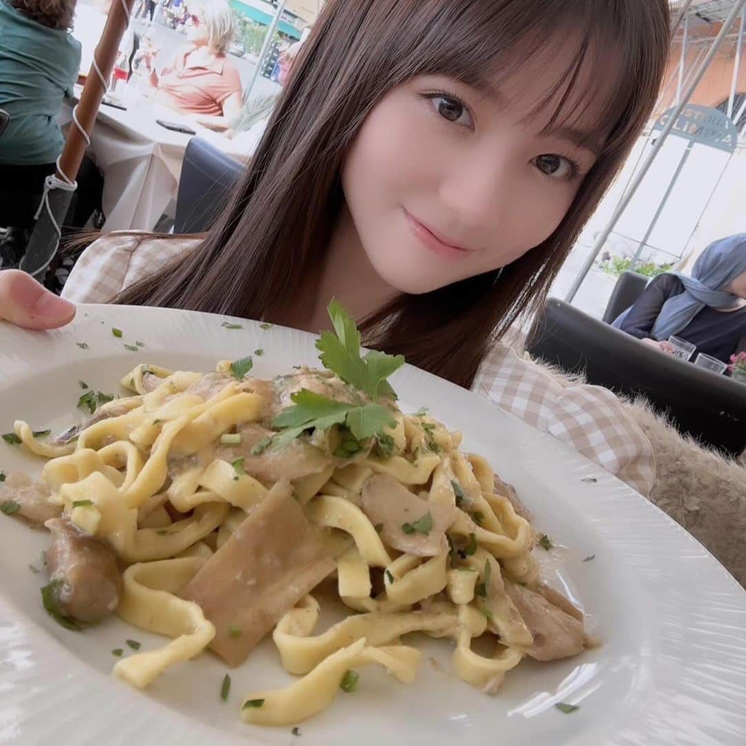せきぐちりさのインスタグラム：「イタリア🇮🇹は聞いてはいたけど、本当に食べ物がおいしすぎた！😋 ここのレストランではポルチーニ茸のパスタ🍝とラザニアを食べたよ🍽  麺がモッチモチで香りもよくて美味しかった~🤤🤍  ⁡‥‥‥‥‥‥‥‥‥‥‥‥‥‥‥‥‥‥‥‥‥‥‥‥ ルクセンブルク🇱🇺在住。19歳。 ルクセンブルクやヨーロッパの旅行写真たくさん載せてるので是非みてね📸 @risa_s_lisa  ⚠️配信アプリが変わりました！ 毎日23時ごろから『ポコチャ』で配信してます。 ※プロフィールのリンクからフォローお願いします🙇‍♀️ ‎‥‥‥‥‥‥‥‥‥‥‥‥‥‥‥‥‥‥‥‥‥」