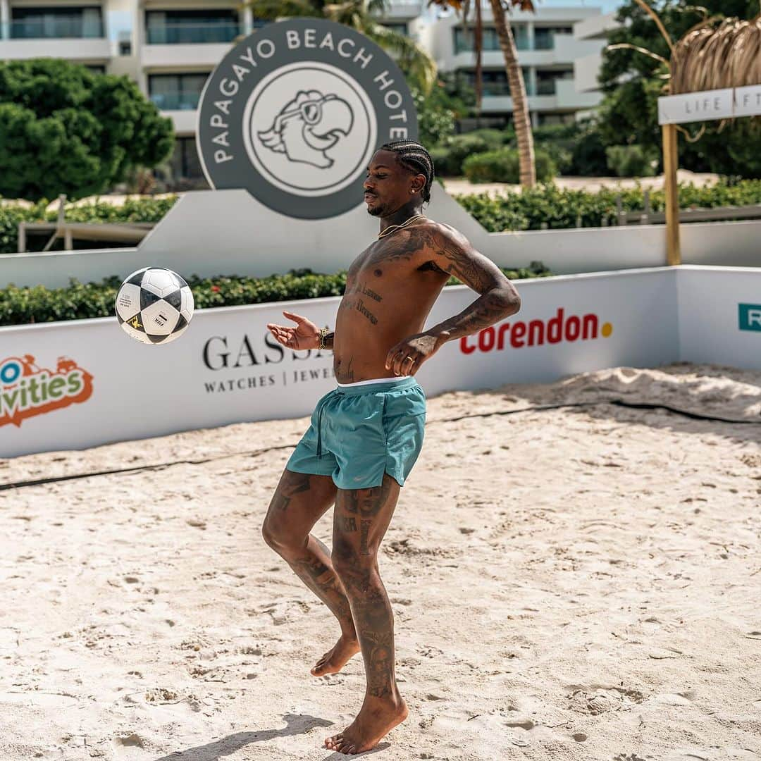 エルイェロ・エリアのインスタグラム：「Day 2 Beach day ⚽️」