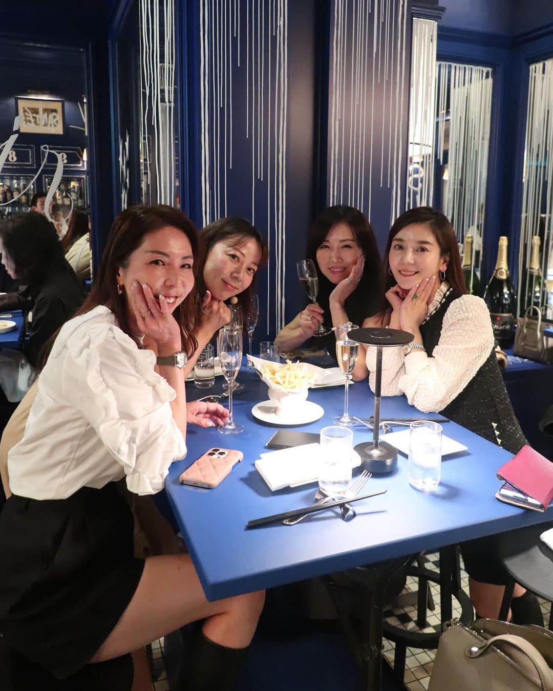 ImotoEtsuyo さんのインスタグラム写真 - (ImotoEtsuyo Instagram)「#おはようございます ・ ・ 先日の #女子会　コーデ #ジャケット ➡︎ @diagramofficial  #ワンピース➡︎ @birthdaybashshop  #bag ➡︎ @chanelofficial  ・ 久しぶりに4人で集まれて 楽しい時間でした。 帝国ホテルの地下 とってもお得なバーでした。  ・ ・ ・ #コーデ #アラフィフ  #アラフィフコーデ  #きれいめコーデ  #fashion  #きれいめ  #エレガント  #上品コーデ  #大人コーデ  #大人ファッション #bar  #帝国ホテル  #imperialhotel  #ハッピーアワー」11月16日 7時48分 - bisuhada