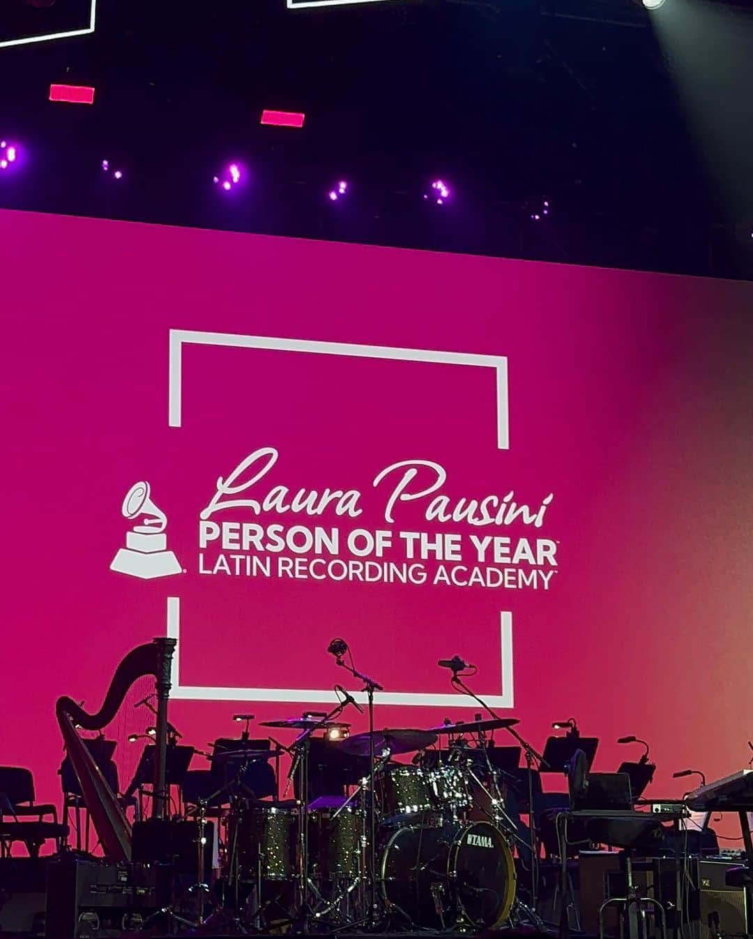 Danna Paolaさんのインスタグラム写真 - (Danna PaolaInstagram)「Que hermoso celebrarte, gracias por tu alma tu música y tu corazón, Eres LUZ! 🤍 @laurapausini #personoftheyear @latingrammys ✨」11月16日 7時52分 - dannapaola