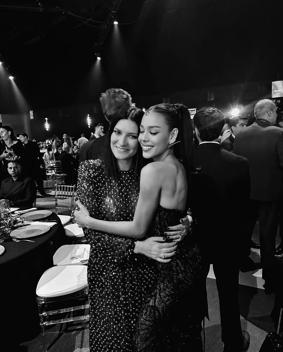 Danna Paolaのインスタグラム：「Que hermoso celebrarte, gracias por tu alma tu música y tu corazón, Eres LUZ! 🤍 @laurapausini #personoftheyear @latingrammys ✨」