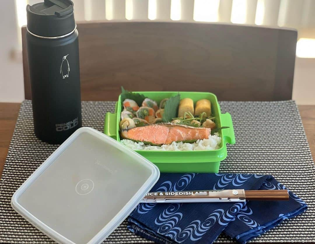 駒田奈美さんのインスタグラム写真 - (駒田奈美Instagram)「・ ・ ・ 『お弁当』 ・ ・ 今日は野菜の肉巻き弁当 ・ ・ 焼き鮭と玉子焼き、コロコロちくわと 豆苗の炒め物も一緒に ・ ・ 今朝は良いお天気の千葉！ 寒い朝です ・ ・ 朝晩冷えてきましたね〜 風邪ひかないようにして下さいね ・ ・ それでは 今日も元気にいってらっしゃい！ ・ ・ ・ #駒田奈美#モデル#美魔女#お弁当#お弁当おかず #お弁当記録 #お弁当レシピ #おべんとう #おべんたぐらむ #おべんとう記録 #おべんたー #おべんとう作り楽しもう部 #おべんとう日記 #高校生#高校生弁当 #高校生お弁当 #高校生男子#高校生男子弁当 #高校生男子弁当を作ってる人とつながりたい」11月16日 8時06分 - nami.komada