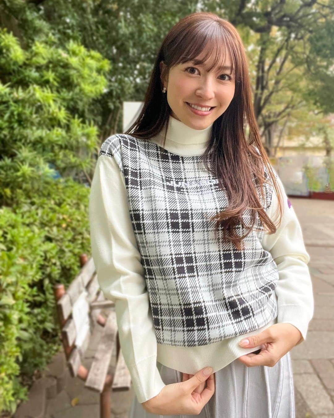 高沢奈苗のインスタグラム：「.  いつの間にか冬ゴルフ到来⛄️⛳️  今年はラウンドに行く機会がめっきり減ってしまったけど… 冬のウェアもかわいいのたくさんなのでご紹介🫶❄️  @junandrope のあったかコーデ🦩🤍  中にも着込めるし、この上からでも全然重ね着できるちょうど良い厚さ💡  メンズverはハーフジップで同じデザインあります🖤  プリーツスカートもウエストゴムで履きやすい🫶  .  .  #junandrope #golf #ジュンロペ #ゴルフウェア #ゴルフ女子 #冬ゴルフ #冬ゴルフコーデ #PR」