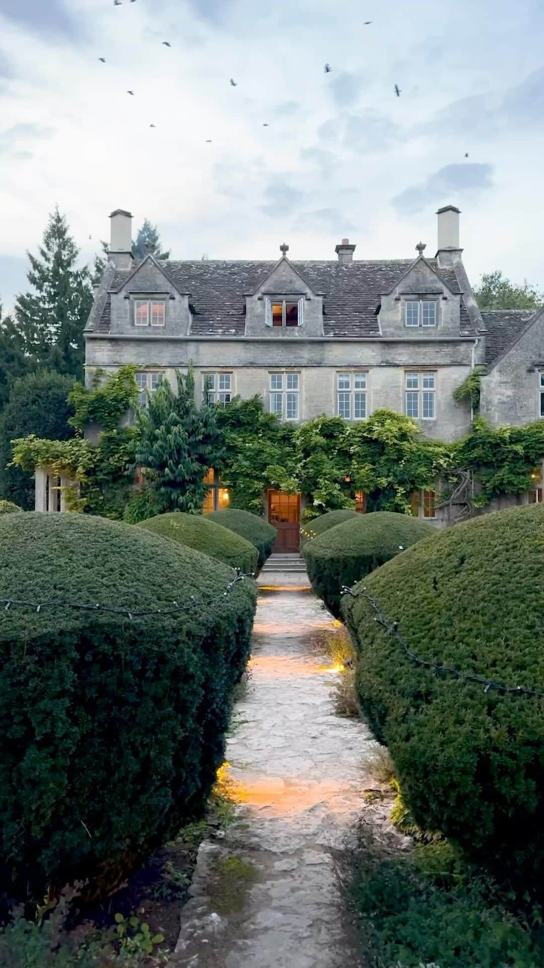 BEAUTIFUL HOTELSのインスタグラム：「@dr_difilippo soaking up the Cotswold charm at Barnsley House! 🌿 This historic-meets-luxury gem in the heart of Barnsley village is a true escape. ✨ With manicured gardens, a spa oasis, and rooms blending tradition with modern comfort, it's a perfect retreat. 😌  What's your favorite way to unwind during a weekend getaway?  📽 @dr_difilippo 📍 @barnsley_house, Cotwolds, UK 🎶 Autumn's Waltz - Shoshana Michel」