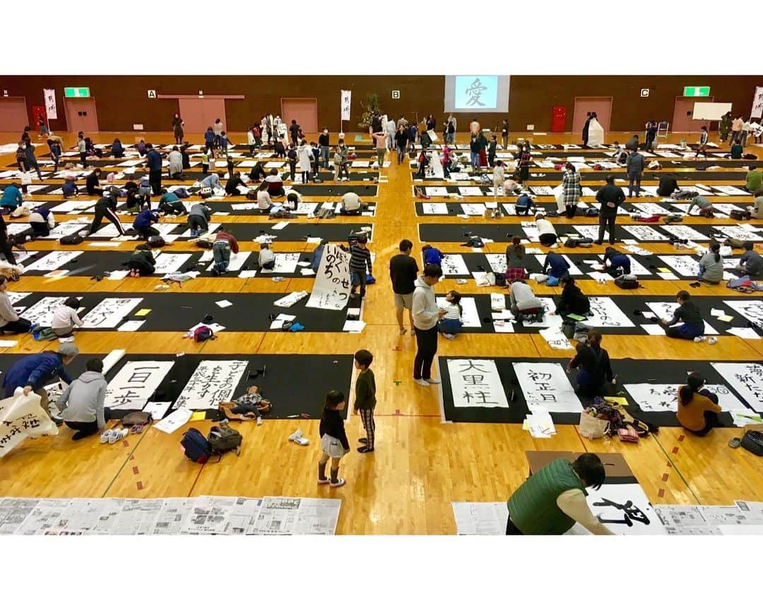 紫舟のインスタグラム：「【都城書初め大会】 2024年1月14日、宮崎県都城市で出張書初め大会をいたします。 200人参加の大書初め大会、市が主催のイベントですが、市外の方も参加OK！ 東京は遠方でワークショップにいらっしゃれない方、ぜひこの機会にご参加ください。  大書初め大会 2024年1月14日（日）10:00~12:00 早水公園体育文化センター　メインアリーナ 所在地：都城市早水町3867番地  申込： https://docs.google.com/forms/d/e/1FAIpQLScc9A-D4cPtUluK569ZJJnZQHY6aLdQtHE5KaskvpKGkf9JYg/viewform?pli=1&pli=1&pli=1&edit_requested=true  イベント概要： https://www.city.miyakonojo.miyazaki.jp/soshiki/78/50862.html」