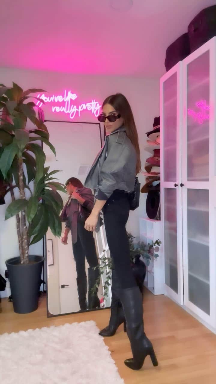 アレハンドラ・エスピノーザのインスタグラム：「🖤rainy day in L.A🖤」