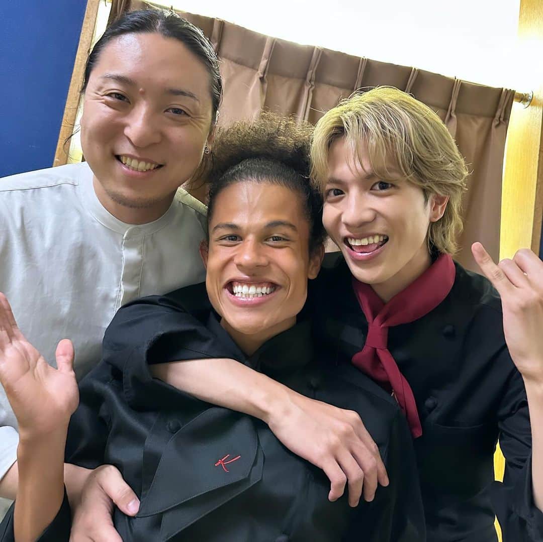 フェルマーの料理のインスタグラム：「📸#フェルマーの料理 𝘖𝘍𝘍𝘚𝘏𝘖𝘛  料理監修の #田村浩二 さんと 海役 #志尊淳 さん ジャン役 #ジュア さんの仲良しショット📸🫶🏻  監修していただいている劇中の料理にも ぜひご注目ください！✨️  𝗘𝗽𝗶𝘀𝗼𝗱𝗲.𝟬𝟱 𝟭𝟭.𝟭𝟳 𝗢𝗡 𝗔𝗜𝗥🎬」