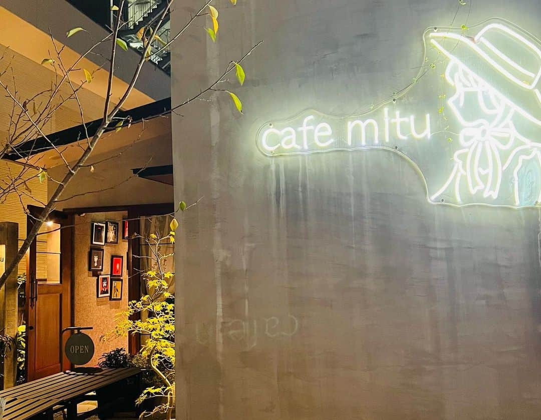 三好ユウさんのインスタグラム写真 - (三好ユウInstagram)「福岡、春吉のカフェ「cafe mitu（カフェ ミツ）」☕️ Popular cafe of Fukuoka. @cafe._.mitu  ⁡ 前回行列だった為断念したけど今回は夕飯後に すんなり入る事ができました✨ ⁡ ⁡ 拘りのドリンクメニューが特に人気らしく 私は期間限定のゴーストラテ👻（ごま） ビジュアルが可愛いのは勿論なんですが 濃厚なゴマが効いているラテで味も凄く美味しかった！ お化け部分はオモチ＋濃厚ゴマアイス❤️ ⁡ ⁡ チーズケーキも甘すぎず、デザートドリンクにも合います。スタンダードなラテにしても全部クオリティが高関心。 ⁡  ちなみに椅子は全てGUCCIらしく店内も可愛い🥳 また絶対行きます👍 ⁡ ⁡ ⁡ #福岡カフェ#春吉カフェ#中洲カフェ#タビジョ #旅行好きな人と繋がりたい#福岡旅行 #ilovejapan #fukuoka#trip#japanese#japantravel #trip#tripgram  ⁡ #旅游#여행스냅」11月16日 19時02分 - yuu_5240