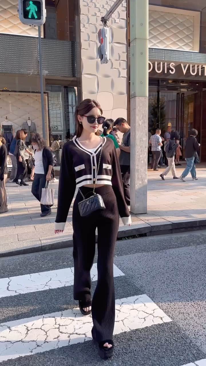 Radyのインスタグラム：「楽ちんなのに、、、脚長になれちゃう💦 これがセットなのやばくないですか？🥹✨  どんな日でもコーデが完成されるから 持っておいて間違いなしっ😋🫶🏻❕  #Rady #レディ #武藤静香 #セットアップ #ニット」