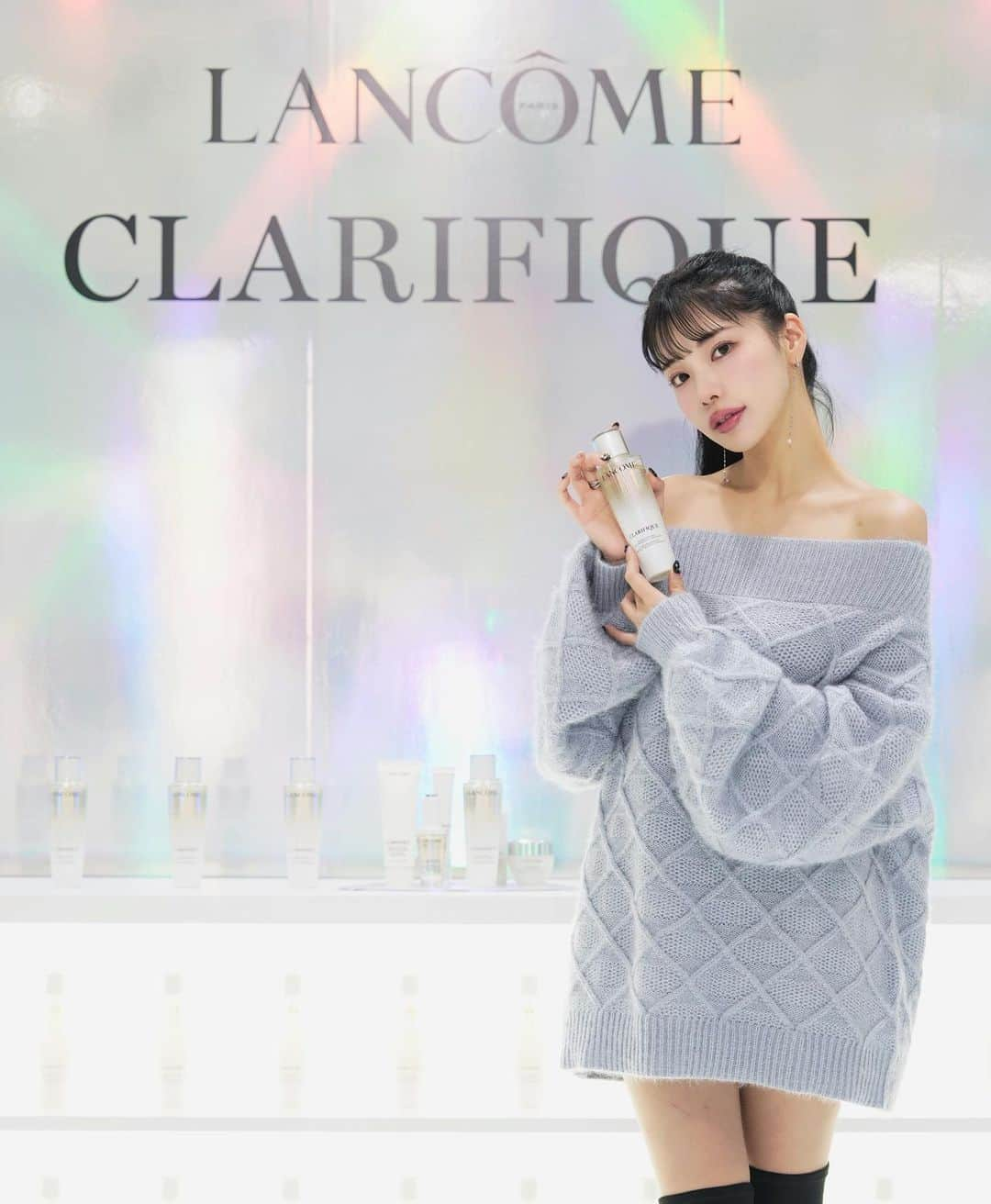 えみ姉のインスタグラム：「ㅤ ㅤ LANCÔMEの新作発表会にご招待頂いたのでいってきました♡ ㅤ ランコムのスキンケアは私も大好き！ 中でも大人気の化粧水、 クラリフィックがリニューアル新登場しました🤍 ㅤ 乾燥肌で保湿性が欠かせない私のお肌にも ぴったりでしっとりもちもちした肌触りになるの🫧  ㅤ 乾燥する今の時期特に、 毛穴、くすみ、角質ケアしながらしっとり保湿してくれる クラリフィック デュアル エッセンス ローション EX 使ってみてね！ ㅤ ㅤㅤ  #PR #クラリフィック #満たされ透明肌 #lancomeskincare」