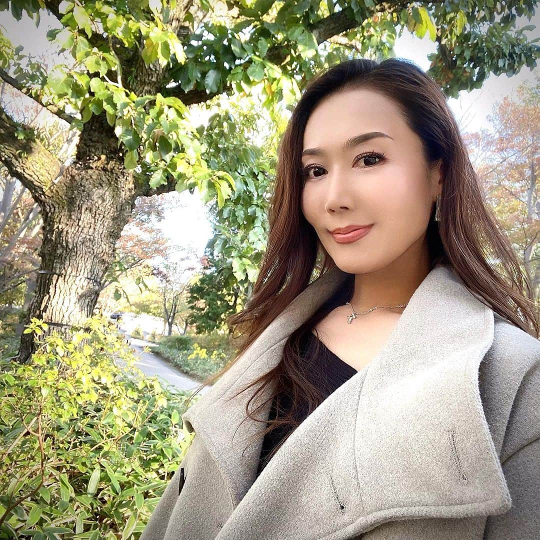 RURIKOのインスタグラム：「⁡ 今月の貴重なお休みは🍁 姫路城の横にある好古園で紅葉狩り༶༶ 凄く良い天気で、綺麗な青空❤︎ ⁡ ここは以前行って、とても素敵な庭園だったので、秋に是非来てみたかった所です。 ⁡ 世界遺産・姫路城を借景にした本格的な日本庭園で、9つの庭園群で構成されていて、 それぞれのお庭を楽しめます❤︎  ⁡ 私のお気に入りスポットは、 緩やかな滝があるお庭かな༶༶ 海でも滝でも、水辺は好き(*^^*) ⁡ マイナスイオンが沢山出てそうで、 リラックスと癒し効果がありそうᐝᐝᐝ ⁡ ⁡ ⁡ たくさんのいいねやコメント、 いつも、ありがとうございます😊　 ⁡ ⁡ #好古園#姫路#姫路城 #庭園#マイナスイオン #癒し空間#自然の癒し #ナチュラル#備忘録 #selfie#beauty#healthy #japan#japanesebeauty#asian #elegant#nurse #yyogainstructor #love#happylife #selfie#beauty#healthy #japan#japanesebeauty#asian #elegan#RURIKO#岡山」