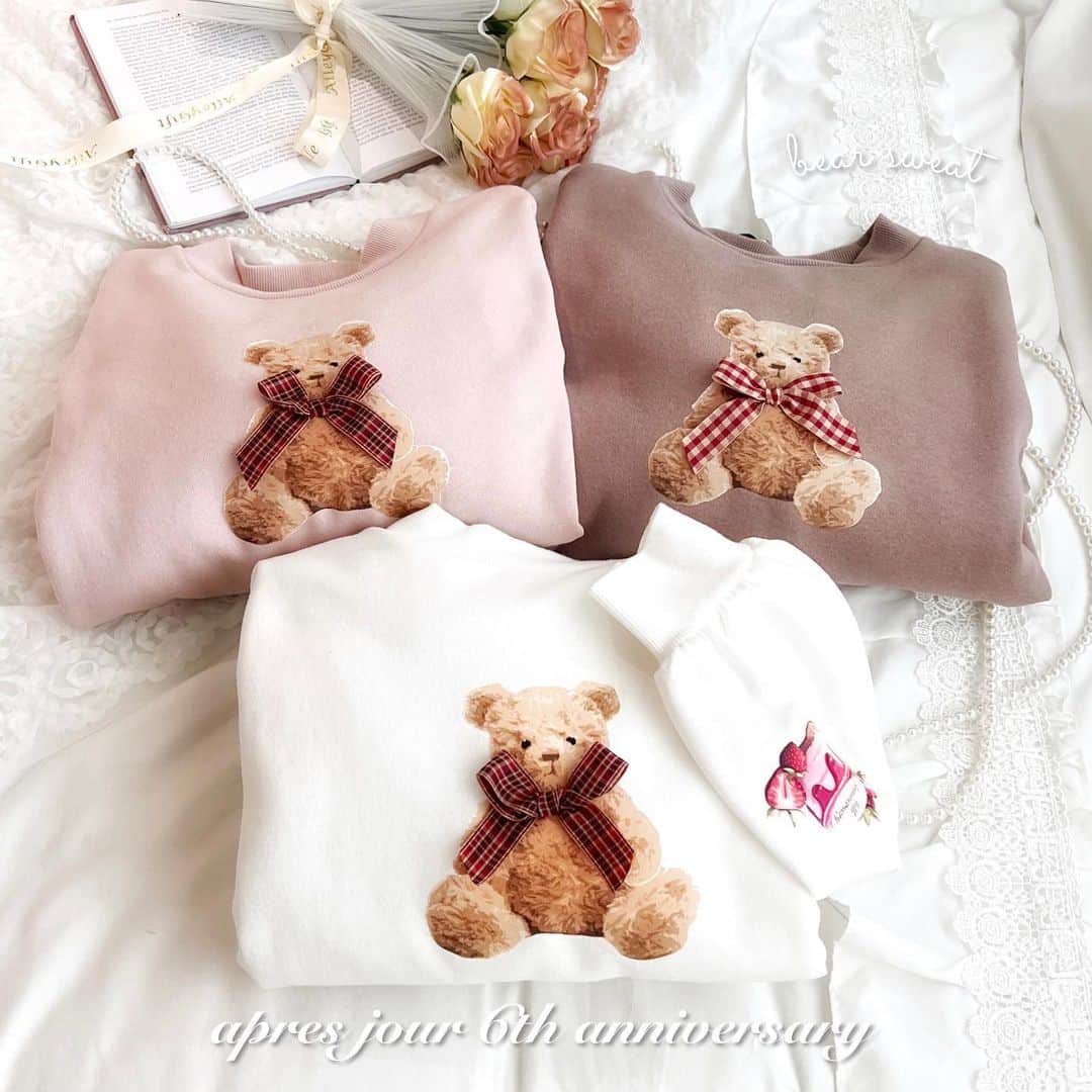 apres jour(アプレジュール) のインスタグラム：「【 𝐚𝐩𝐫𝐞𝐬 𝐣𝐨𝐮𝐫 🎀 𝟔𝐭𝐡 𝐚𝐧𝐧𝐢𝐯𝐞𝐫𝐬𝐚𝐫𝐲 🎂 】　 発売前から大反響💞 ⁡ 11/16(thu)21:00〜release🧸 ⁡ ◆毎年大人気！周年くまちゃんスウェットが今年も登場♡ ⁡ 毎年大人気のくまデザインのスウェットが今年も登場いたしました！  アイボリーとライトピンクは赤×黒チェックのリボンデザイン、 モカは赤×白チェックのリボンデザイン。  左袖には周年を記念したanniversaryケーキのプリント入りなので、 手元まで映えるアイテムとなっております♡  首元から襟をみせていただくスタイルもおすすめです♪ ⁡ 再販なしの6周年限定アイテムとなりますのでこの機会に是非♡ ⁡ ⁡ #くまスウェット 商品番号🔎989161 サイズ…F/XL ¥2,995(taxin) ⁡ ⁡ こちらの画像はインスタ用に加工しておりますので、カラーの雰囲気が実際の商品と異なる場合がございます。 商品ページにてカラーのご確認をお願い致します。 ⁡ #ZOZOでしか買えない #アプレジュール #アプレ部」