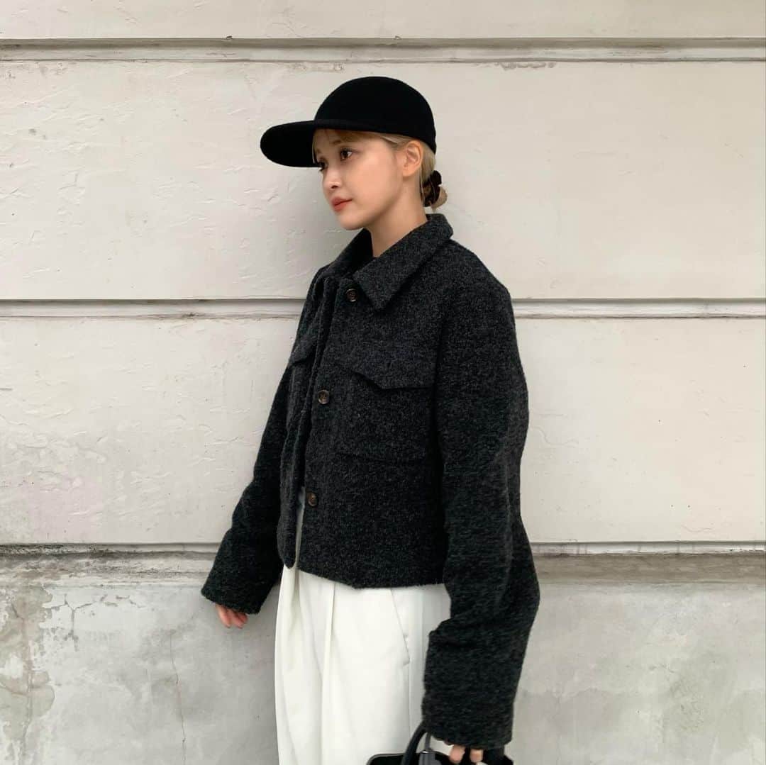和田えりかのインスタグラム：「🤍🖤 載せたいものがたまっておる。 (わたしのコーデなんぞ需要あるかな。と思いつつ)  このあいだのコーデを〜。✊🏻 タグ付けしておきます パンツは2枚目みてね👧🏻🙏🏻👖  #è_ootd」