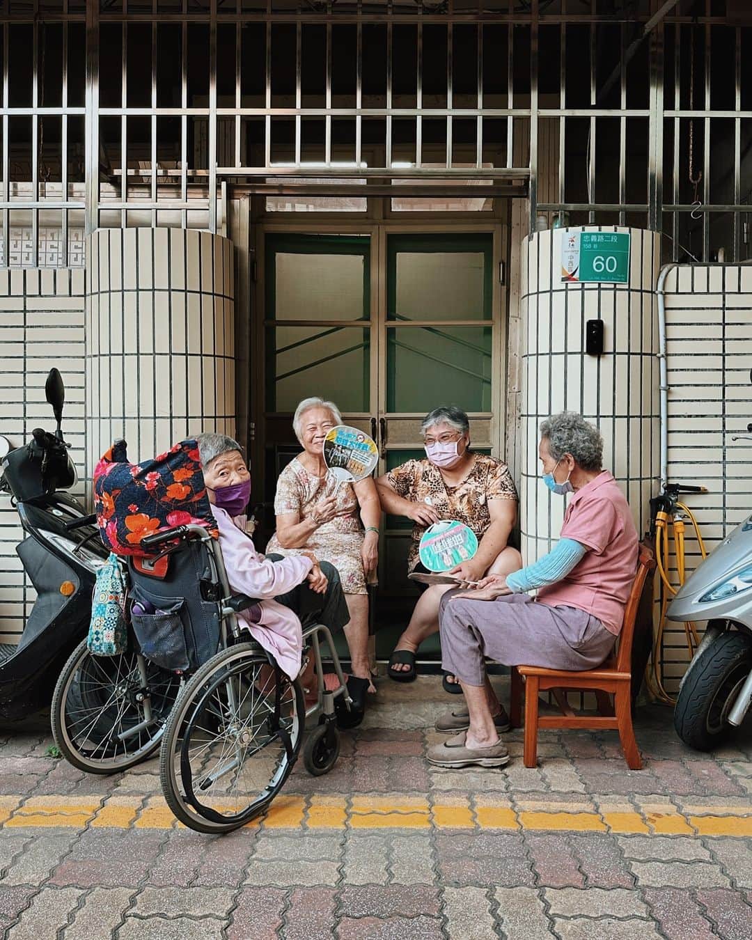 言身寸 in Tainan, Taiwanのインスタグラム：「用扇子半遮臉，美貌+9 - #卡哇姨 / #鄰里風景 - 2023.11.16 #taiwan #tainan #台灣 #台湾 #台南 #写真」