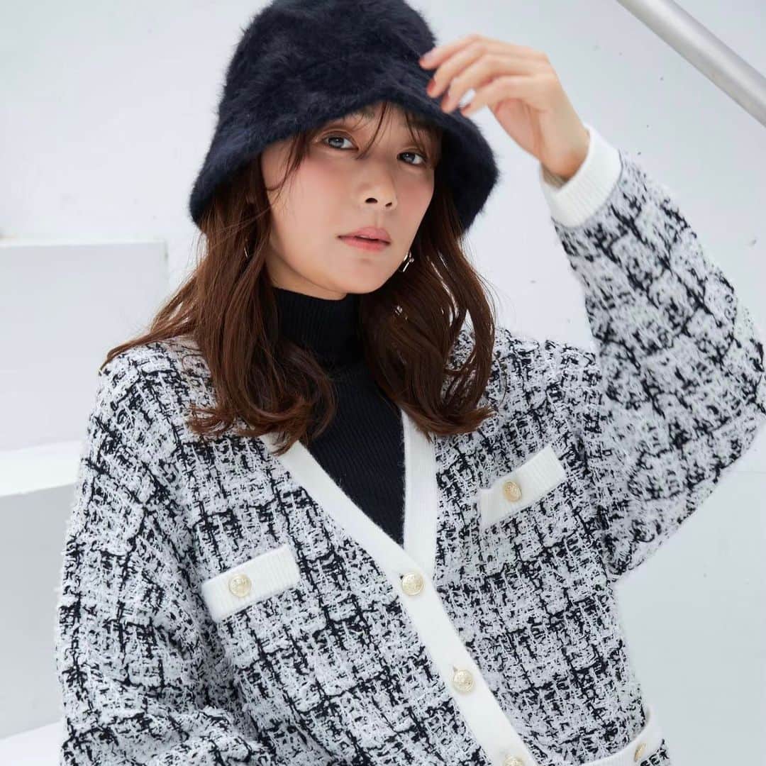 MERCURYDUOさんのインスタグラム写真 - (MERCURYDUOInstagram)「《 NEWARRIVAL 》 ⁡ ／ 　シーズンムードを高める 　ファーアイテム ＼　 ︎ ⁡ #フェイクファーショルダーミニBAG color:ivory/babypink size:F ⁡ #エコファーバケットハット color:off-white/black size:F ⁡ ⁡ アイテム詳細は投稿の商品タグ、 または @mercuryduo_comの トップURLからCHECK！ ⁡ ⁡ ⁡ ※人気アイテムは数に限りがありますのでお早めに ⁡ ⁡ ＿＿＿＿＿＿＿＿＿＿＿＿＿＿ ㅤ ⁡ 人気スタッフのコーディネートはこちら ▶︎ @mercuryduo_styling  ⁡ #MERCURYDUO #マーキュリーデュオ #公式通販runwaychannel ⁡ ＿＿＿＿＿＿＿＿＿＿＿＿＿＿ ㅤ #ファーバッグ#ファーアイテム#バケハコーデ  #ファーバケハ#秋コーデ#秋服コーデ#冬コーデ #ふわふわコーデ#フェミニンコーデ#olコーデ #デートコーデ#モテコーデ#カフェコーデ」11月16日 18時58分 - mercuryduo_com