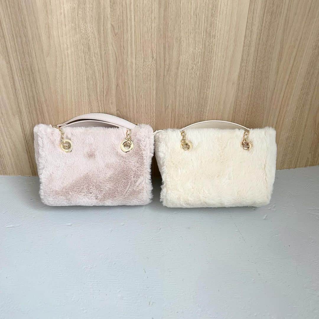 MERCURYDUOさんのインスタグラム写真 - (MERCURYDUOInstagram)「《 NEWARRIVAL 》 ⁡ ／ 　シーズンムードを高める 　ファーアイテム ＼　 ︎ ⁡ #フェイクファーショルダーミニBAG color:ivory/babypink size:F ⁡ #エコファーバケットハット color:off-white/black size:F ⁡ ⁡ アイテム詳細は投稿の商品タグ、 または @mercuryduo_comの トップURLからCHECK！ ⁡ ⁡ ⁡ ※人気アイテムは数に限りがありますのでお早めに ⁡ ⁡ ＿＿＿＿＿＿＿＿＿＿＿＿＿＿ ㅤ ⁡ 人気スタッフのコーディネートはこちら ▶︎ @mercuryduo_styling  ⁡ #MERCURYDUO #マーキュリーデュオ #公式通販runwaychannel ⁡ ＿＿＿＿＿＿＿＿＿＿＿＿＿＿ ㅤ #ファーバッグ#ファーアイテム#バケハコーデ  #ファーバケハ#秋コーデ#秋服コーデ#冬コーデ #ふわふわコーデ#フェミニンコーデ#olコーデ #デートコーデ#モテコーデ#カフェコーデ」11月16日 18時58分 - mercuryduo_com