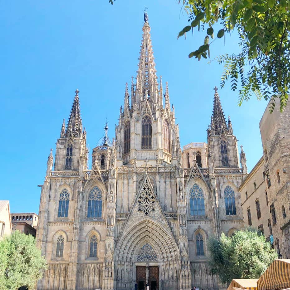 榊山敬代のインスタグラム：「🇪🇸🍽️🍷… ・ 木漏れ日が美しい ランブラス通りを おさんぽしながら  ランチはスタミナ たっぷりステーキ ランチを堪能の巻  沢山あるいたので お肉がじんわりと 染み入りますとき  ランチでひと休みしましたら ガウディをライバルにされて いたと言われる名前わすれて しまいましたが建築家の作品 を観ましたがやはりガウディ さまの作品には独創性という より愛があるなと感じます時  最近愛に満ちた世界に勝るものは ないなぁと感じる瞬間が増えたの ですがガウディの世界には愛とい うカタチが建築を通してただただ  まぶしく輝いているのでした  最後の２枚の画像は 画家ミロが住んでい たスポットとピカソ が住んでいたエリア にてこのような環境 で育ったんだなぁと  不思議なきもちになるのでした  １枚目の建築は 名前わからなか ったのですけど  見事でして 記念に記録  つづく  #ランブラス通り #LaRambla #ガウディ #AntoniGaudíi  #スペイン #Spain #バルセロナ #Barcelona #海外旅行 #旅行 #旅 #芸術  #アート #ART #travel #人生思い出づくり #毎日がスペシャル  #旅スタグラム #たびすたぐらむ #動画 #Movie #音楽 #music」