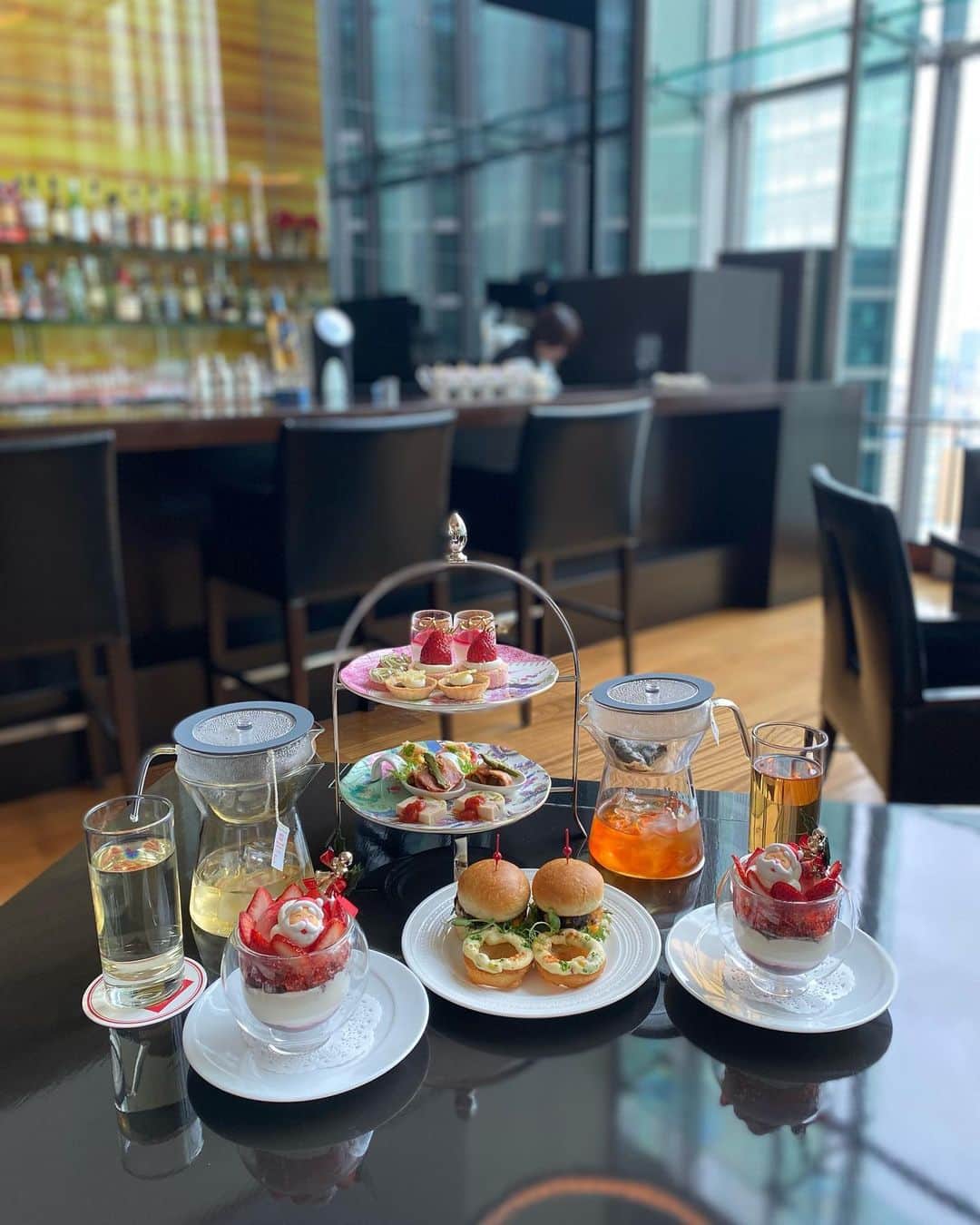 片桐優妃さんのインスタグラム写真 - (片桐優妃Instagram)「いつも取材でお世話になってる @royalparkhotel.tokyo の#クリスマスアフタヌーンティー 🫖🎄 セイボリー多めであまあまじゃないのが嬉しい🫶🍔 マッシュポテトののったオニオンリングがリースみたいでかわいいよね😆 . こういうところからちょっとずつクリスマス気分に…🎁🍗 . ってなんか今年ももう終わりかあはやいなー😨😱 . #クリスマス #ホリデーシーズン #アフタヌーンティー #ロイヤルパークホテル #ロイヤルパークホテル汐留 #新橋 #汐留」11月16日 18時59分 - yuki710