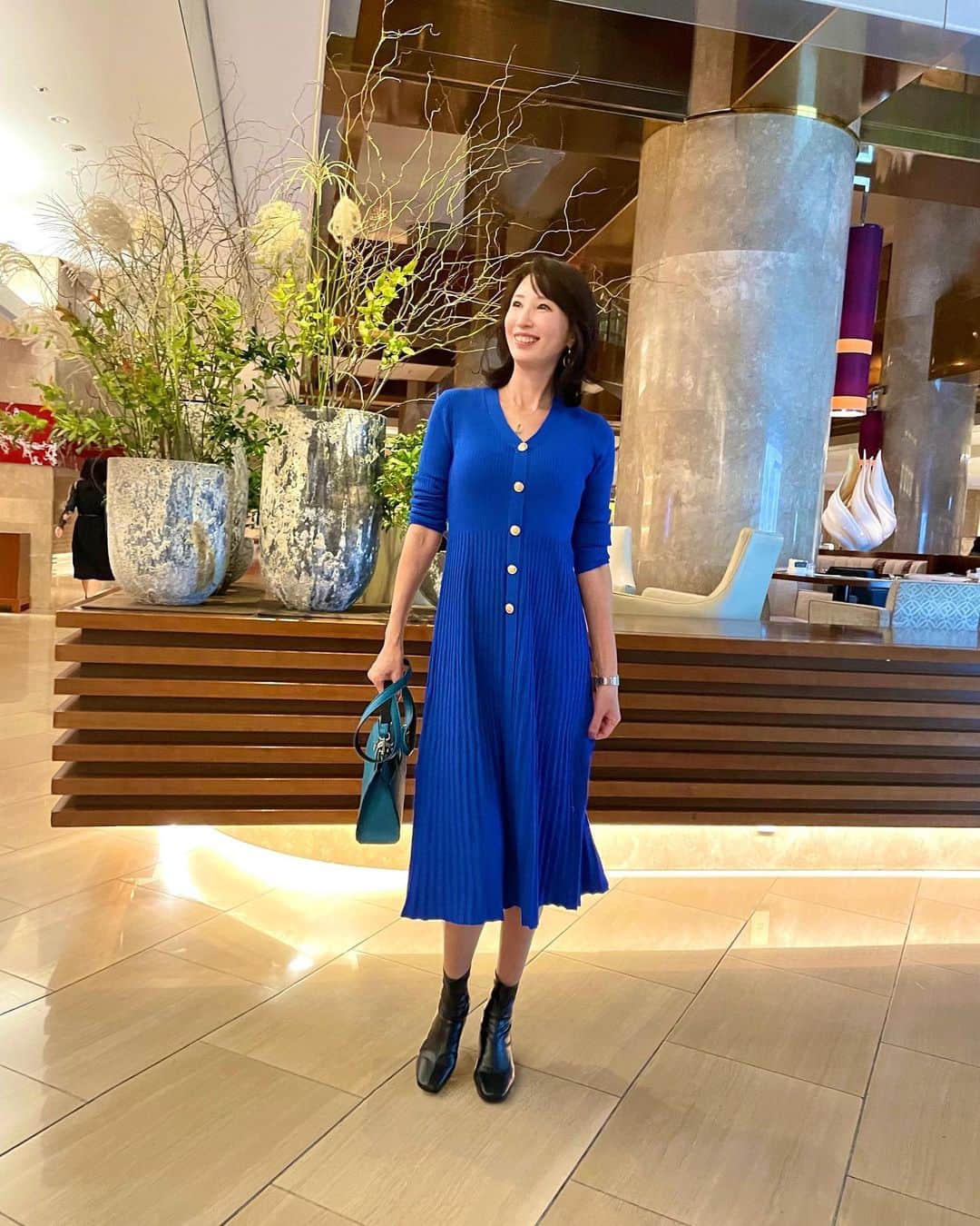 奈々さんのインスタグラム写真 - (奈々Instagram)「#時差投稿  綺麗な色のワンピース👗  ゆめちゃんとアフタヌーンティーした時の コーデ😊  腰から下のプリーツが 揺れる感じが素敵💓  ヘビロテしてるバッグ👜 こちらもおすすめ👍  ファミリーセール開催されるよ👍 @cureborsa   ワンピース👗は @shein_japan @sheinofficial  メタルボタンMIDIセータードレス 商品ID: 19283686  試すたび、好きが見つかる。 届くたび、好きが増えてく😊  クーポン番号:『BFJP461』  お買い上げ金額1～5,999円までは セール価格よ15%OFF  6,000円以上は20%OFF💖 利用期限：12月末日  #SHEINblackfriday #SHEINGoodFinds #SHEINforAll #loveshein #ad #saveinstyle #DazyHyunA #秋冬コーデ #cureborsa#エレガントコーデ #ミセスモデル #エレガントスタイル #ワンピースコーデ」11月16日 18時59分 - nanafujn