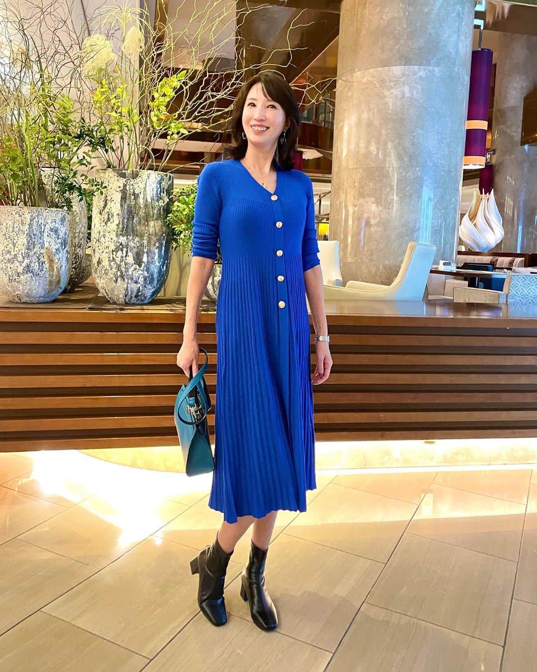 奈々さんのインスタグラム写真 - (奈々Instagram)「#時差投稿  綺麗な色のワンピース👗  ゆめちゃんとアフタヌーンティーした時の コーデ😊  腰から下のプリーツが 揺れる感じが素敵💓  ヘビロテしてるバッグ👜 こちらもおすすめ👍  ファミリーセール開催されるよ👍 @cureborsa   ワンピース👗は @shein_japan @sheinofficial  メタルボタンMIDIセータードレス 商品ID: 19283686  試すたび、好きが見つかる。 届くたび、好きが増えてく😊  クーポン番号:『BFJP461』  お買い上げ金額1～5,999円までは セール価格よ15%OFF  6,000円以上は20%OFF💖 利用期限：12月末日  #SHEINblackfriday #SHEINGoodFinds #SHEINforAll #loveshein #ad #saveinstyle #DazyHyunA #秋冬コーデ #cureborsa#エレガントコーデ #ミセスモデル #エレガントスタイル #ワンピースコーデ」11月16日 18時59分 - nanafujn