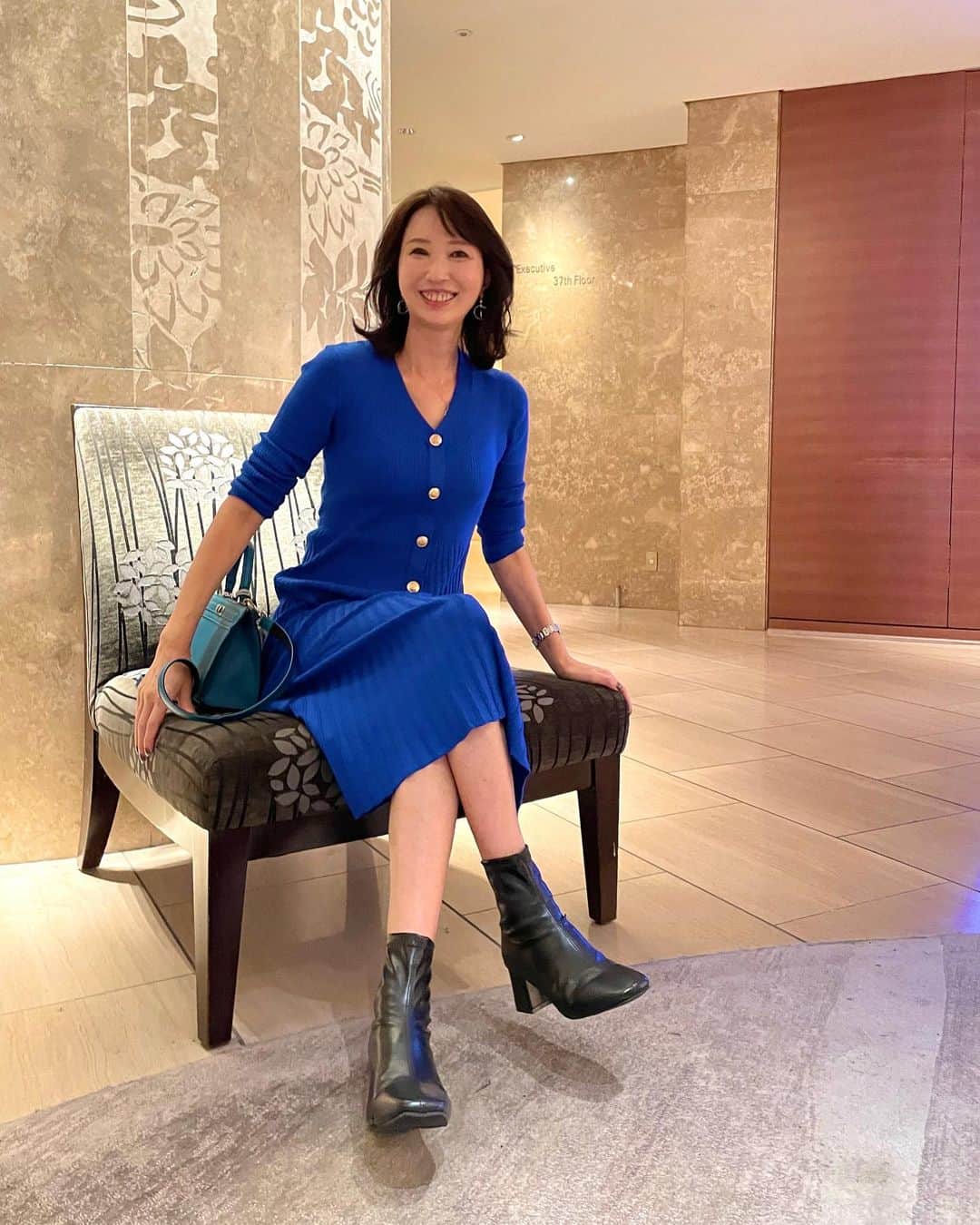 奈々さんのインスタグラム写真 - (奈々Instagram)「#時差投稿  綺麗な色のワンピース👗  ゆめちゃんとアフタヌーンティーした時の コーデ😊  腰から下のプリーツが 揺れる感じが素敵💓  ヘビロテしてるバッグ👜 こちらもおすすめ👍  ファミリーセール開催されるよ👍 @cureborsa   ワンピース👗は @shein_japan @sheinofficial  メタルボタンMIDIセータードレス 商品ID: 19283686  試すたび、好きが見つかる。 届くたび、好きが増えてく😊  クーポン番号:『BFJP461』  お買い上げ金額1～5,999円までは セール価格よ15%OFF  6,000円以上は20%OFF💖 利用期限：12月末日  #SHEINblackfriday #SHEINGoodFinds #SHEINforAll #loveshein #ad #saveinstyle #DazyHyunA #秋冬コーデ #cureborsa#エレガントコーデ #ミセスモデル #エレガントスタイル #ワンピースコーデ」11月16日 18時59分 - nanafujn