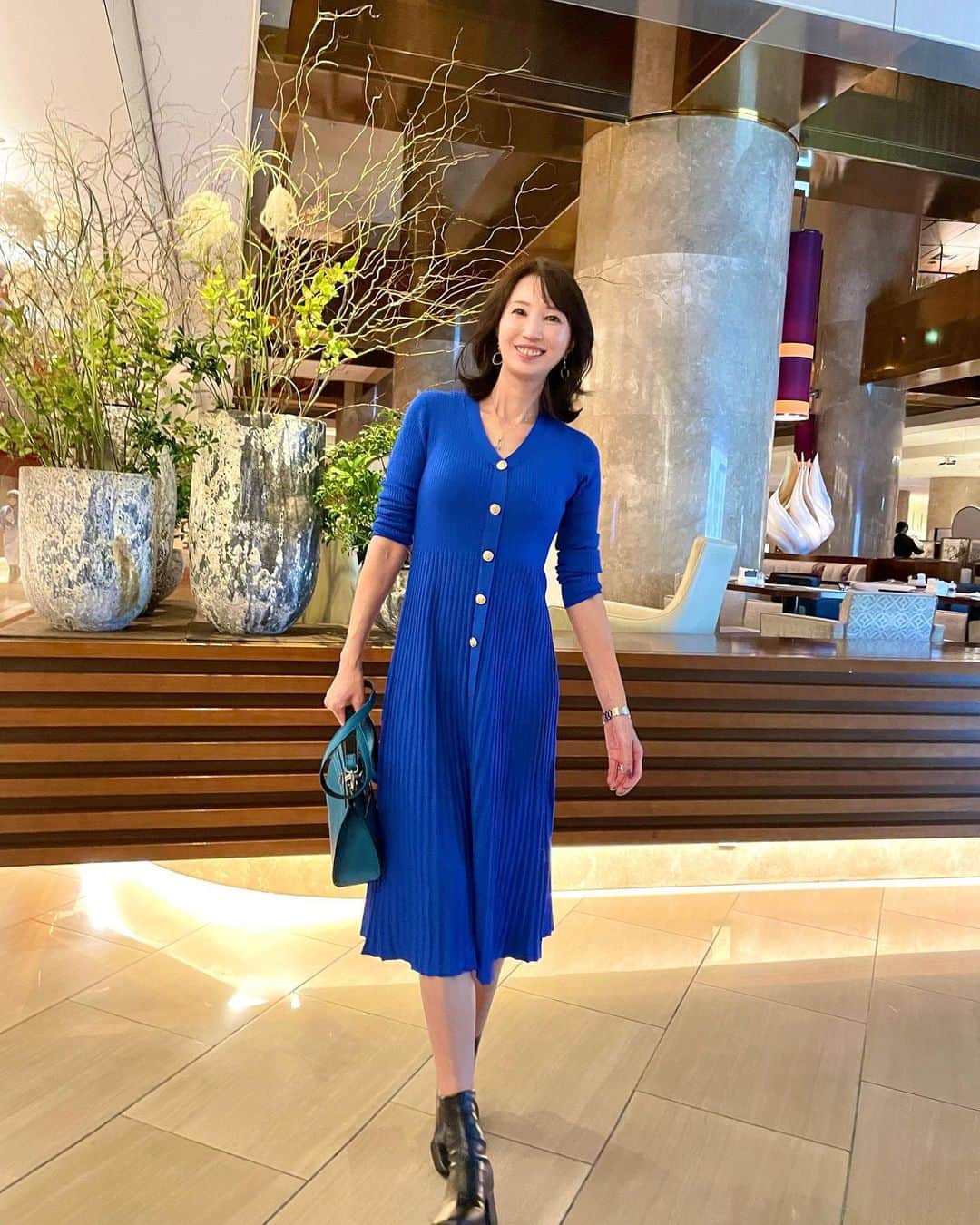 奈々さんのインスタグラム写真 - (奈々Instagram)「#時差投稿  綺麗な色のワンピース👗  ゆめちゃんとアフタヌーンティーした時の コーデ😊  腰から下のプリーツが 揺れる感じが素敵💓  ヘビロテしてるバッグ👜 こちらもおすすめ👍  ファミリーセール開催されるよ👍 @cureborsa   ワンピース👗は @shein_japan @sheinofficial  メタルボタンMIDIセータードレス 商品ID: 19283686  試すたび、好きが見つかる。 届くたび、好きが増えてく😊  クーポン番号:『BFJP461』  お買い上げ金額1～5,999円までは セール価格よ15%OFF  6,000円以上は20%OFF💖 利用期限：12月末日  #SHEINblackfriday #SHEINGoodFinds #SHEINforAll #loveshein #ad #saveinstyle #DazyHyunA #秋冬コーデ #cureborsa#エレガントコーデ #ミセスモデル #エレガントスタイル #ワンピースコーデ」11月16日 18時59分 - nanafujn