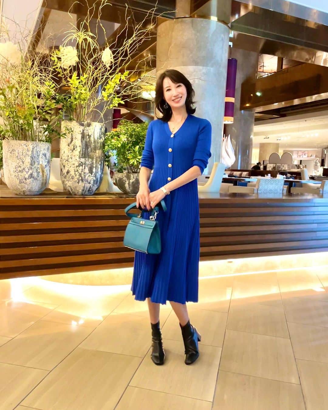 奈々さんのインスタグラム写真 - (奈々Instagram)「#時差投稿  綺麗な色のワンピース👗  ゆめちゃんとアフタヌーンティーした時の コーデ😊  腰から下のプリーツが 揺れる感じが素敵💓  ヘビロテしてるバッグ👜 こちらもおすすめ👍  ファミリーセール開催されるよ👍 @cureborsa   ワンピース👗は @shein_japan @sheinofficial  メタルボタンMIDIセータードレス 商品ID: 19283686  試すたび、好きが見つかる。 届くたび、好きが増えてく😊  クーポン番号:『BFJP461』  お買い上げ金額1～5,999円までは セール価格よ15%OFF  6,000円以上は20%OFF💖 利用期限：12月末日  #SHEINblackfriday #SHEINGoodFinds #SHEINforAll #loveshein #ad #saveinstyle #DazyHyunA #秋冬コーデ #cureborsa#エレガントコーデ #ミセスモデル #エレガントスタイル #ワンピースコーデ」11月16日 18時59分 - nanafujn