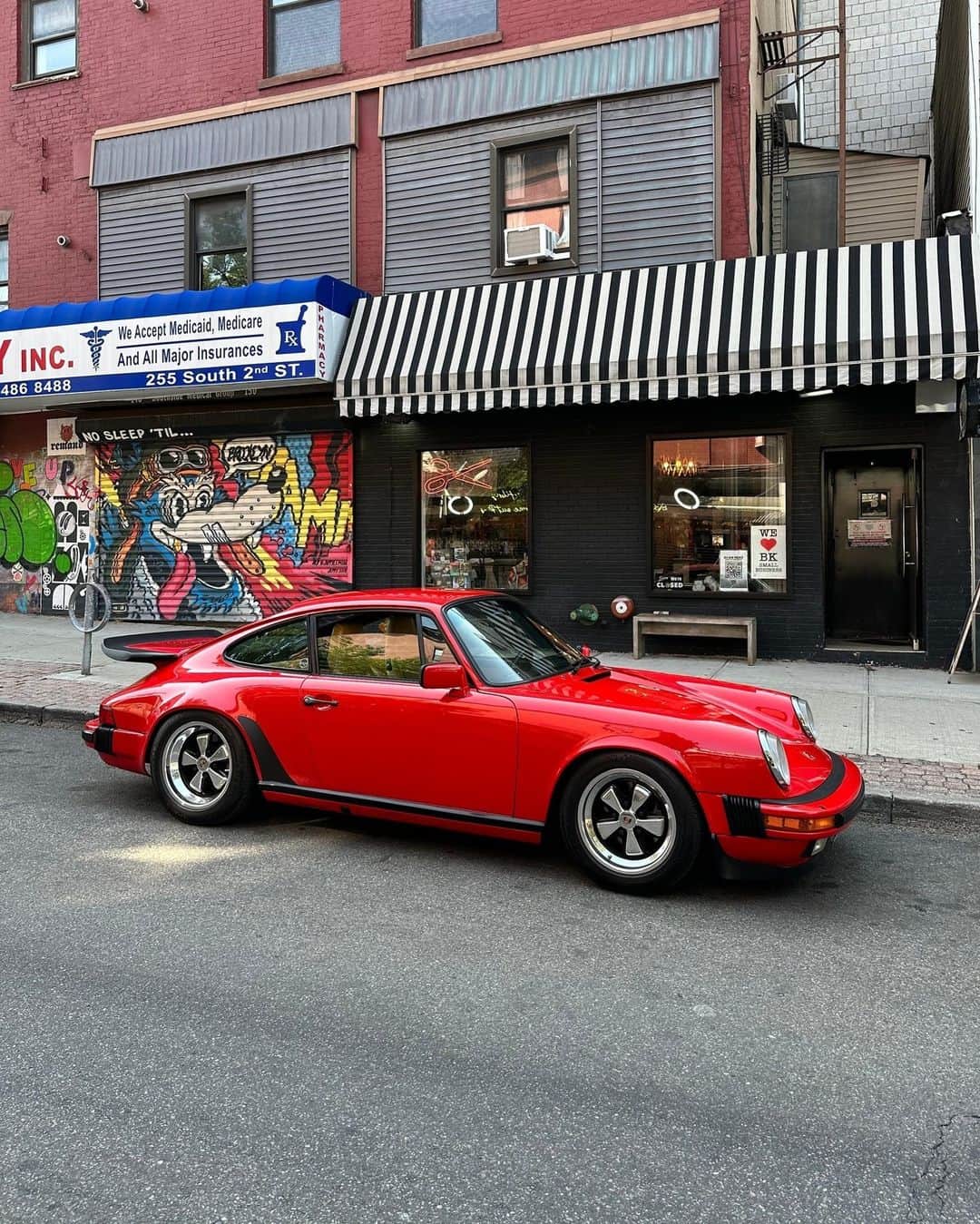 Porscheさんのインスタグラム写真 - (PorscheInstagram)「Guards Red is more than just a colour. ❤️  It encapsulates the history of Porsche. Discover how New York based barber Richard Mendoza got his hands on his dream car, in his dream shade, at the link in our bio.」11月16日 19時00分 - porsche
