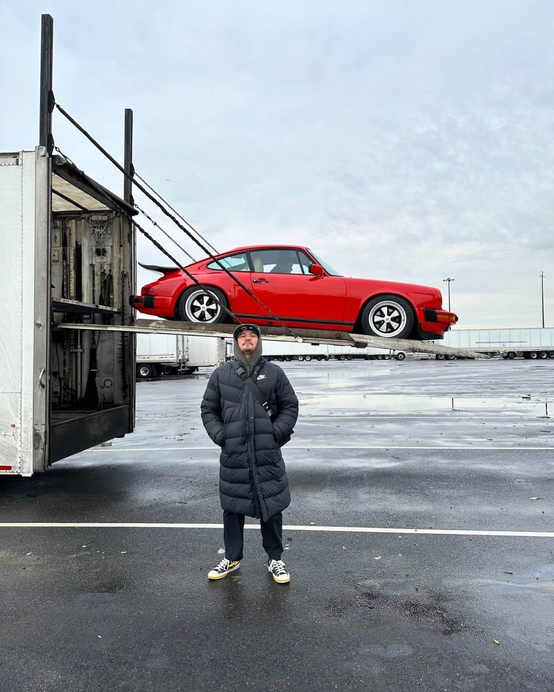 Porscheさんのインスタグラム写真 - (PorscheInstagram)「Guards Red is more than just a colour. ❤️  It encapsulates the history of Porsche. Discover how New York based barber Richard Mendoza got his hands on his dream car, in his dream shade, at the link in our bio.」11月16日 19時00分 - porsche