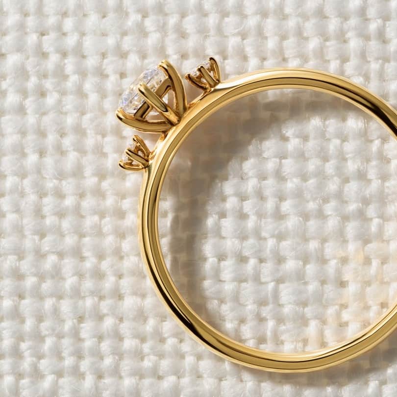 BRILLIANCE+（ブリリアンス+）さんのインスタグラム写真 - (BRILLIANCE+（ブリリアンス+）Instagram)「. NEW  職人の手で丁寧に仕上げられた 糸のように繊細なSkinny Ringシリーズ。  存在感のあるダイヤモンドをあしらった婚約指輪も 日常に馴染む仕上がりに。  愛らしさ感じる佇まいで 日常にときめきを運んでくれます。  ___________  Christmas 2023 All my love 2023.10.18(Wed.) - 12.25(Mon.)  〈Special item〉 1. Surprise box 大切なあの人をもっと笑顔にできたら、 そんな想いを形にした華やかなボックス  2. シークレットストーン 先着100組様に無料でプレゼント  3. メッセージカード ホルダータイプのメッセージカードをプレゼント  詳細はプロフィールのハイライトからご覧ください ___________ #ブリリアンスプラス #brillianceplus #婚約指輪 #結婚指輪 #ダイヤモンド #エンゲージリング #マリッジリング #プロポーズ #クリスマスギフト #クリスマス」11月16日 19時00分 - brilliance_plus