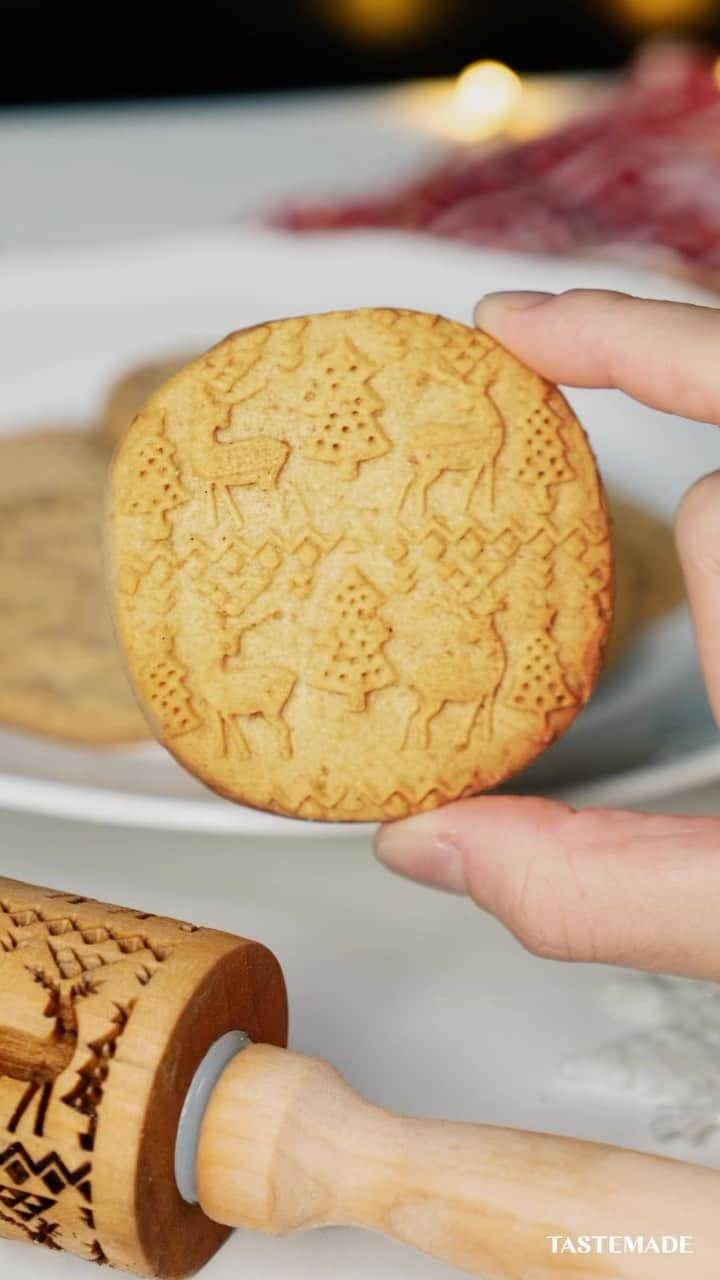 テイストメイドのインスタグラム：「【コロコロするだけ】クリスマス柄のサクサククッキー🎄🍪Christmas Cinnamon Spice Cookies  クッキーローラーを使うと、 誰でも簡単におしゃれな模様のクッキーが作れるって知ってた？🍪  シナモンとジンジャーを入れた生地で、見た目も味もクリスマス気分❄️ パーティーやプレゼントにもおすすめだよ🎅🎄  ■材料 《クッキー生地》 無塩バター 100g 塩 ひとつまみ はちみつ 大さじ1/2(11g) 粉糖 50g きび砂糖 35g 卵 30g 薄力粉 225g ジンジャーパウダー 1g シナモンパウダー 1.5g  ■作り方 【事前準備】 《クッキー生地》を作る 1)柔らかくしたバターにはちみつ、きび砂糖と粉糖、塩を入れ白っぽくなるまでミキサーで混ぜる。 2)全卵を少しずつ加えて都度ミキサーで混ぜる。 3)粉類を古いいれ、まとめる。 4)冷蔵庫で生地を2時間ほど休ませる。 5)生地を綿棒で2~3mm厚に伸ばす。  1. クッキー生地をまな板の上におき、ローラーで柄をつける。 2. クッキーカッターでくり抜く。 3. 170度に予熱したオーブンで12分程焼いて完成。  Ingredients: 《Cookie Dough》 Unsalted butter: 100g A pinch of salt Honey: 1/2 tablespoon (11g) Powdered sugar: 50g Turbinado sugar: 35g Egg: 30g All-purpose flour: 225g Ginger powder: 1g Cinnamon powder: 1.5g  Preps: Prepare the《Cookie Dough》 1. In softened butter, add honey, turbinado sugar, powdered sugar, and a pinch of salt. Mix with a mixer until it becomes pale. 2. Gradually add the whole egg, mixing with the mixer each time. 3. Sift in the dry ingredients and combine. 4. Let the dough rest in the refrigerator for about 2 hours. 5. Roll out the dough to a thickness of 2-3mm using a rolling pin.  Steps: 1. Place the cookie dough on a cutting board and create patterns with a roller. 2. Cut out shapes using a cookie cutter. 3. Bake in a preheated oven at 170 degrees Celsius for about 12 minutes, and they’re ready to enjoy!  #Christmasdecor  #christmasmood #christmas #merrychristmas #christmascookies #gingerbread  #クリスマス #クリスマスマーケット #icing #アイシングクッキー #クッキー #クッキー作り #クリスマスディナー #クリスマスレシピ #お菓子作り #ジンジャーブレッド #クリスマス料理 #クリスマスクッキー #ケーキデコレーション  #クッキーレシピ #レシピ #料理 #簡単レシピ #テイストメイド #cooking #recipe #ジンジャーブレッドマン #クッキーローラー #シナモン #クリスマスパーティー」