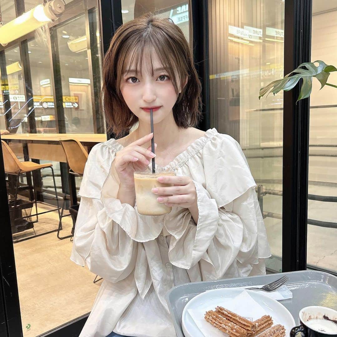 石井陽菜のインスタグラム：「⁡ ⁡ ⁡ 渋谷の穴場カフェ☕︎ チュロスすごい美味しかった🍫 ⁡ ⁡ #渋谷カフェ #uplightcoffee #ボブヘアアレンジ」