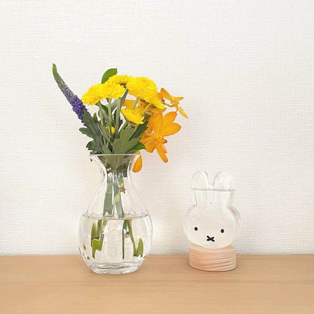 Bloomee LIFEさんのインスタグラム写真 - (Bloomee LIFEInstagram)「. プラン別にお花をご紹介🌷   ブルーミーでは3つのプランを用意しています✨   今日は、800円プランをご愛用いただいている お二人のお花をご紹介します！   @koto_mum__  @niko_1725    ぜひあなたにぴったりのプランを選んで、 お花が届く幸せをはじめてみませんか？📪💐   ーーーーーーーーーーーーーーー   お花が届いたら『 #ブルーミー 』 をつけて投稿してみてください📸   ほかの投稿は @bloomee でチェック👀🌹   #bloomee #お花の定期便 #お花のサブスク #花部 #花写真 #花を楽しむ #花が好き #花好きな人と繋がりたい #お花のある暮らし #花のある生活 #花のある生活が好き #花を飾る #暮らしを楽しむ #丁寧な暮らし #豊かな暮らし #インテリアフラワー #フラワーインテリア #ナチュラルインテリア #インテリア #花が好きな人と繋がりたい」11月20日 18時00分 - bloomee