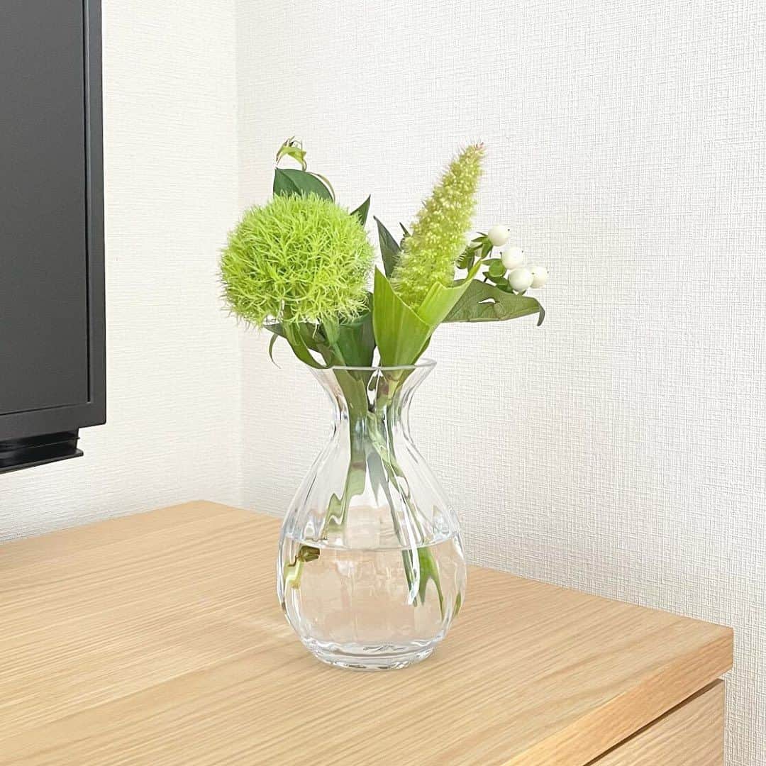 Bloomee LIFEさんのインスタグラム写真 - (Bloomee LIFEInstagram)「. プラン別にお花をご紹介🌷   ブルーミーでは3つのプランを用意しています✨   今日は、800円プランをご愛用いただいている お二人のお花をご紹介します！   @koto_mum__  @niko_1725    ぜひあなたにぴったりのプランを選んで、 お花が届く幸せをはじめてみませんか？📪💐   ーーーーーーーーーーーーーーー   お花が届いたら『 #ブルーミー 』 をつけて投稿してみてください📸   ほかの投稿は @bloomee でチェック👀🌹   #bloomee #お花の定期便 #お花のサブスク #花部 #花写真 #花を楽しむ #花が好き #花好きな人と繋がりたい #お花のある暮らし #花のある生活 #花のある生活が好き #花を飾る #暮らしを楽しむ #丁寧な暮らし #豊かな暮らし #インテリアフラワー #フラワーインテリア #ナチュラルインテリア #インテリア #花が好きな人と繋がりたい」11月20日 18時00分 - bloomee