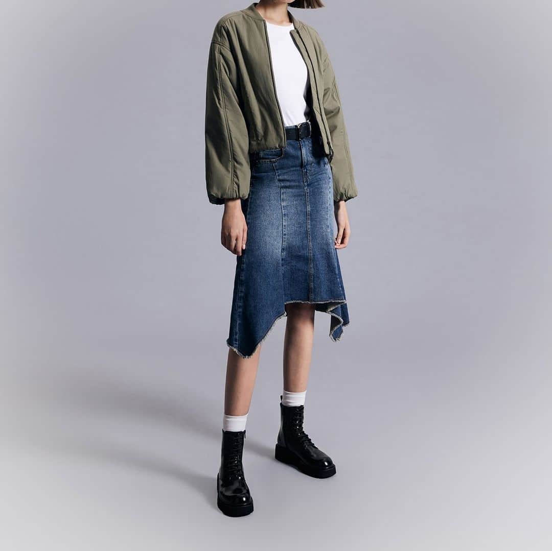 CHARLES & KEITH JAPAN CHARLES & KEITHのインスタグラム：「シンプルながらも洗練されたデザインのミドルブーツ。⁠ アッパーのスリムなシルエットやレースアップデザインは足元にエレガントなアクセントをプラスし、スタイリッシュな印象を演出。⁠ 今季のトレンドを取り入れ、レースアップブーツには珍しいSilverカラーもラインナップ。⁠ ⁠ レースアップ アンクルブーツ⁠ (Article No. CK1-90380151)⁠ ⁠ #CharlesKeithFW23 ⁠ #チャールズアンドキース ⁠」