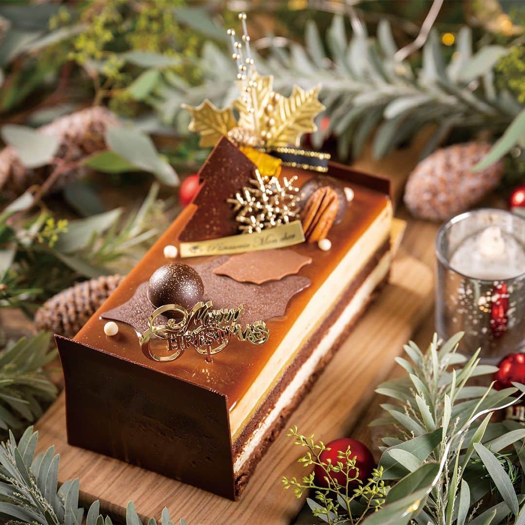 堂島ロール（モンシェール）のインスタグラム：「🎁モンシェールのクリスマス🎄 - Christmas Collection 2023 -  今年もモンシェールパティシエが手掛けるクリスマスケーキが登場します！  ノエル・ノワール 3,780円(税込)  キャラメルムースとチョコレートのスポンジにバニラのババロアを重ね、 オレンジの酸味をアクセントにした大人な味わいです🍫🍊  モンシェール店舗にてご予約承り中。  ※お取り扱い商品やお渡し期間は店舗により異なりますので、まずは希望店舗にお問い合わせください。 ※数量に限りがございますので品切れの際はご容赦ください。  @dojima_moncher #dojimaroll  #堂島ロール #パティスリーモンシェール  #クリスマスケーキ予約 #ホールケーキ  #クリスマスケーキ #クリスマス2023」