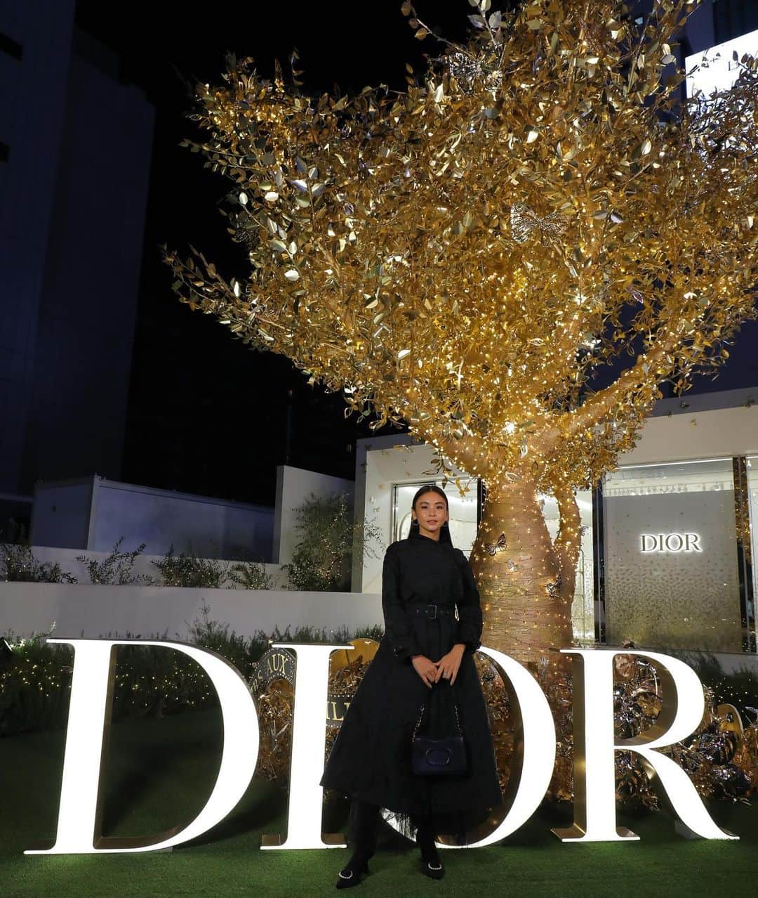 滝沢眞規子のインスタグラム：「🎄@dior🎄  繊細で華やかなイルミネーションとショッピングやARなども楽しめるDior HOLIDAY EVENT🦋 11月18日(土)から12月25 日(月)まで表参道交差点にて開催です🎄  @Dior  #PR #DiorCruise  #ディオールホリデーポップアップ #ディオールファインジュエリー」