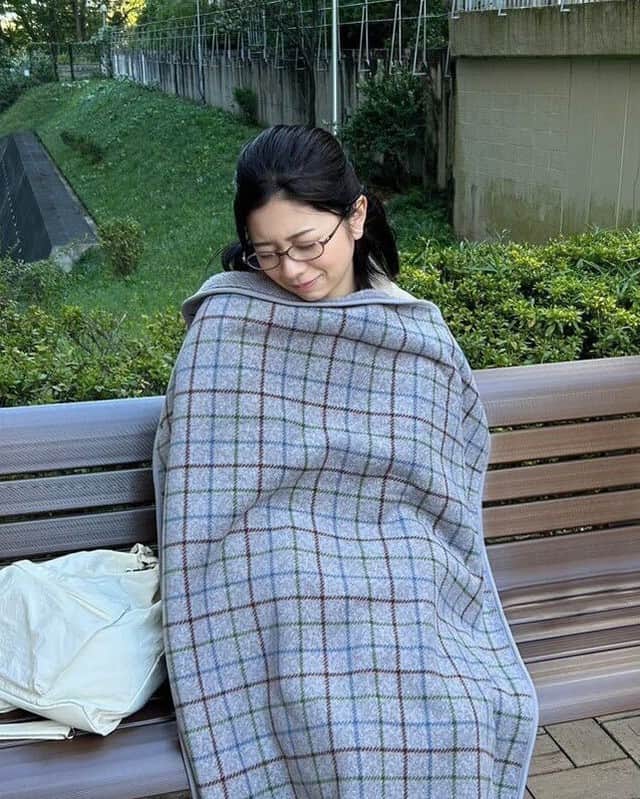 のインスタグラム：「寝ていたと思ったら起きていた⁉ 清美役 #桜田ひより さん☺  #オフショット #撮影お疲れさまです  🍳🌟🍳🌟🍳🌟🍳🌟🍳🌟🍳🌟🍳🌟🍳🌟🍳  土ドラ『 あたりのキッチン！』 第6膳 11/18(土)よる11:45〜放送 ⚠いつもより5分遅いスタートです  コミュニケーション能力はゼロ…でも 食材から調味料の配合までぴったり的中できる！ “絶対味覚”をもつ大学生・辺 清美の成長物語。 挙動不審でいつも空回り!？ 接客は０点だけど想いを込めた料理でオーダー以上の美味しさをお届け！ 食欲の秋！胃袋も心も掴むハートフル“グルメ”ドラマ！  🍳🌟🍳🌟🍳🌟🍳🌟🍳🌟🍳🌟🍳🌟🍳🌟🍳  #あたりのキッチン！ #土ドラ #ドラマ #グルメ #料理 #レシピ #白乃雪 #講談社 #アフタヌーン #漫画」