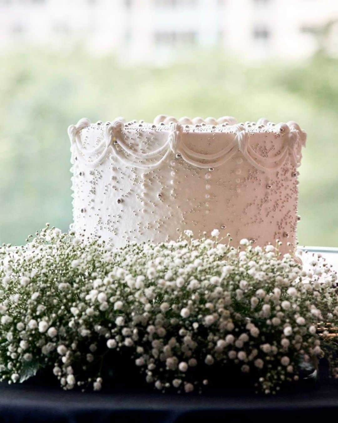 みんなのウェディングさんのインスタグラム写真 - (みんなのウェディングInstagram)「. . ˗ˏˋWedding Cake...♡ ˎˊ˗ . こんばんは🌙みんなのウェディングです☺️ ⁡ 本日は、クリームをちょんちょん乗せた くるみボタンのような模様がかわいすぎる✨ #ウェディングケーキ アイデアをお届け💐  ぜひ #ウェディングケーキデザイン の参考にご覧ください◎  ……………………………………………………………………  ˗ˏˋ #みんなのウェディング でpostしよう🤍 ˎˊ˗  上記を付けて投稿するとこのアカウントで紹介されるかも…🕊️ ぜひ皆さまのとっても素敵なお写真、お待ちしてます✨  ……………………………………………………………………  ⁡♡-----Special Thanks-----♡ @hiiiichan_wd さま @y_wd__1005 さま @asa_wedding18 さま @pmumq さま @moe__o6.wd さま  -------------------------------------------- 🌷結婚式準備に役立つ情報を更新中 　@minnano_wedding 🔗をcheck🕊️ ・ 🌷結婚式準備のお悩みや式場＆ドレスの予約相談は 《みんなのウェディング相談デスク》へ🕊️ ・ 🌷結婚式場の口コミ・本物の費用明細は 《みんなのウェディング》結婚式場検索へ🕊️ --------------------------------------------  #会場装花 #ゲストテーブル装花 #高砂装花 #高砂装飾 #ゲストテーブル装飾 #結婚式演出 #結婚式余興 #ゲスト参加型 #披露宴演出 #披露宴演出アイデア #ゲスト参加型演出 #オリジナル演出 #ケーキ演出 #カラードリップ #和婚演出 #和装演出 #ケーキバイトの代わり #2024冬婚 #2024春婚 #2024夏婚 #2024秋婚　 #結婚式準備 #プレ花嫁 #プレ花嫁さんと繋がりたい」11月16日 19時02分 - minnano_wedding